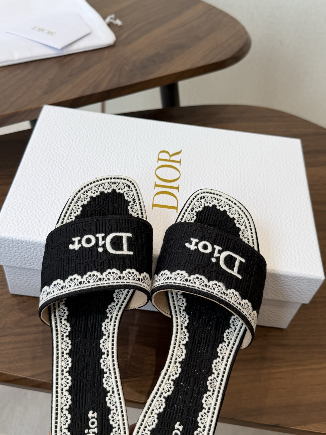 Dior |  迪奥早春新品走秀款CD刺绣logo度假风平底、粗跟拖鞋！ 硬货上新🆕❥代购级别！高级感十