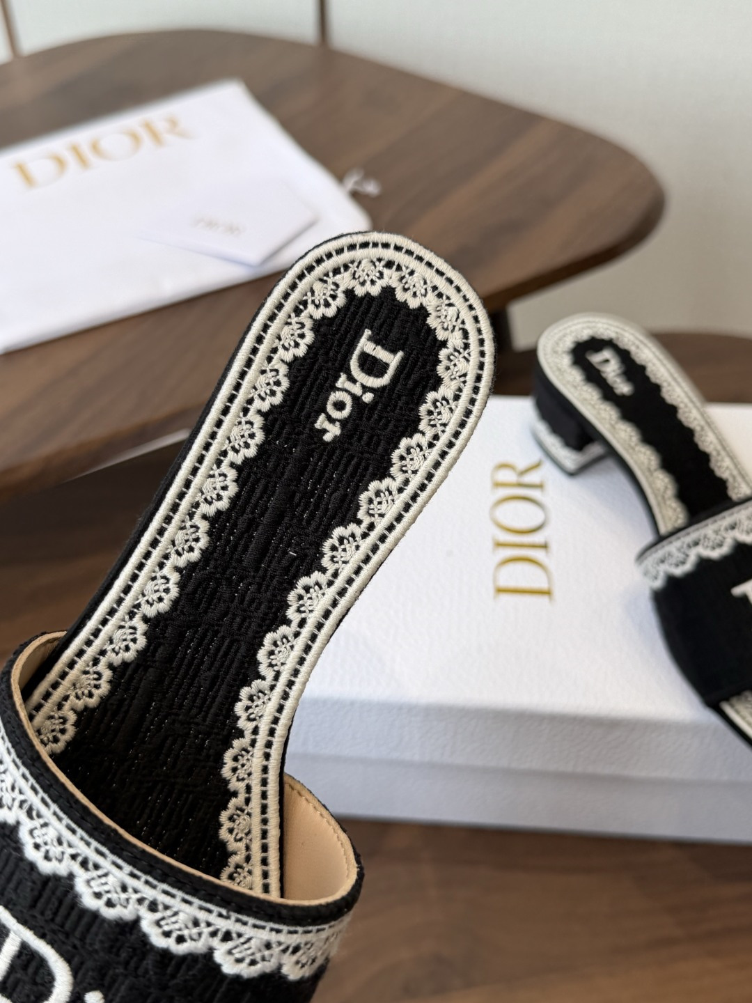 Dior |  迪奥早春新品走秀款CD刺绣logo度假风平底、粗跟拖鞋！ 硬货上新🆕❥代购级别！高级感十