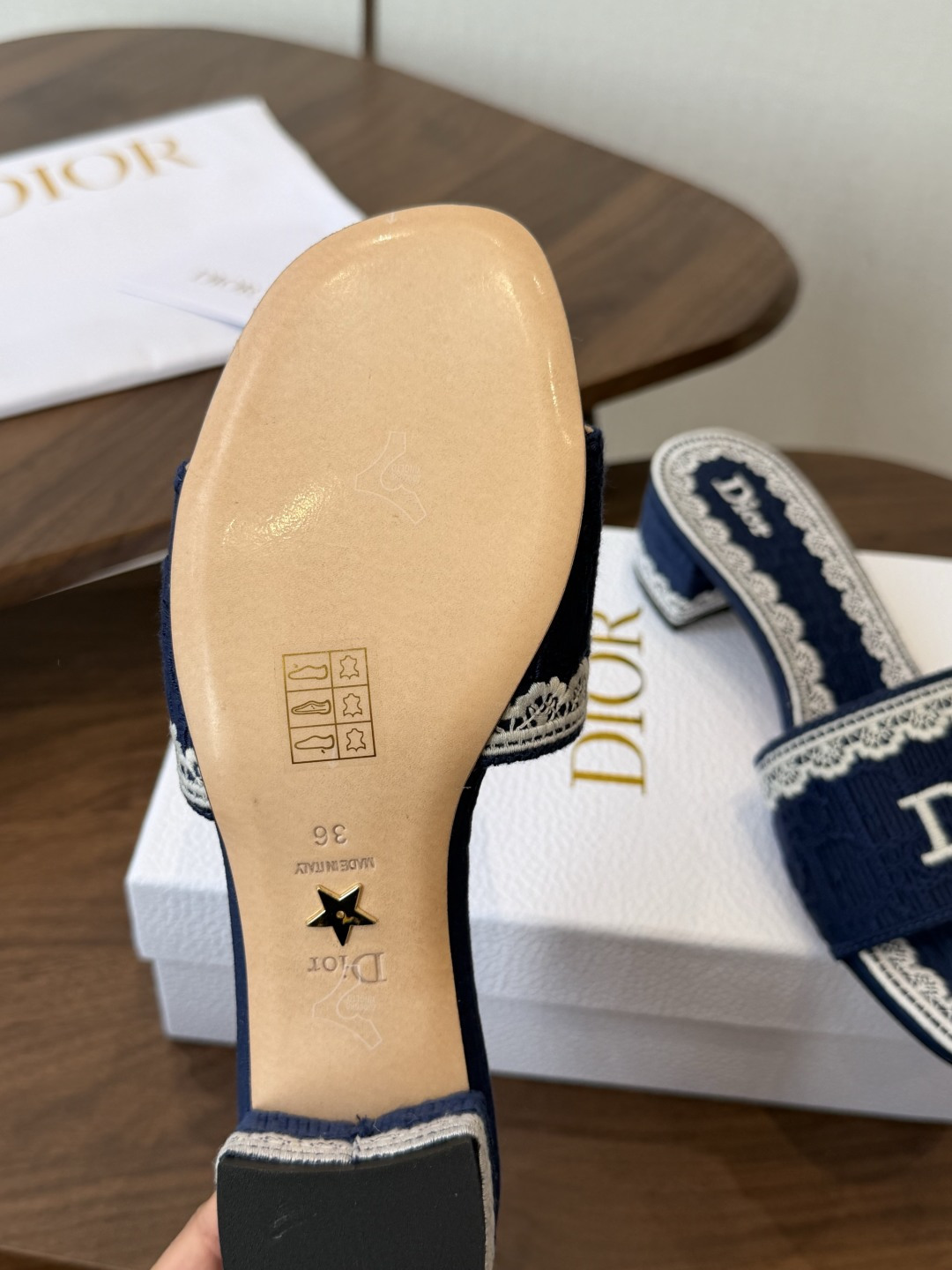 Dior |  迪奥早春新品走秀款CD刺绣logo度假风平底、粗跟拖鞋！ 硬货上新🆕❥代购级别！高级感十