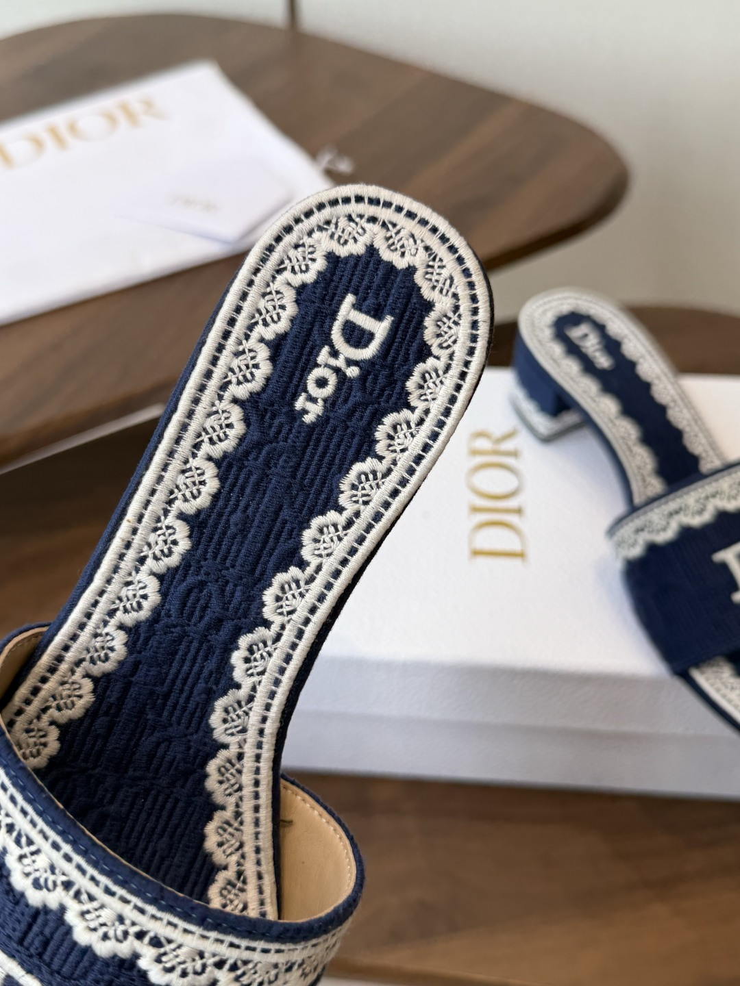 Dior |  迪奥早春新品走秀款CD刺绣logo度假风平底、粗跟拖鞋！ 硬货上新🆕❥代购级别！高级感十
