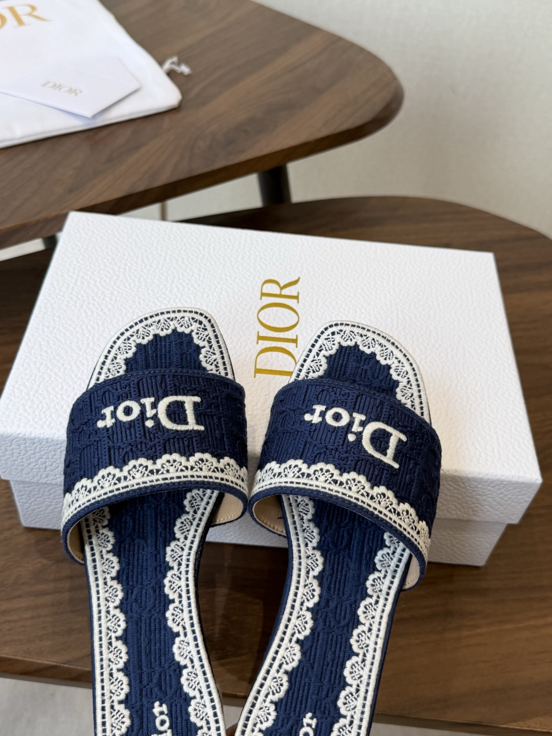 Dior |  迪奥早春新品走秀款CD刺绣logo度假风平底、粗跟拖鞋！ 硬货上新🆕❥代购级别！高级感十