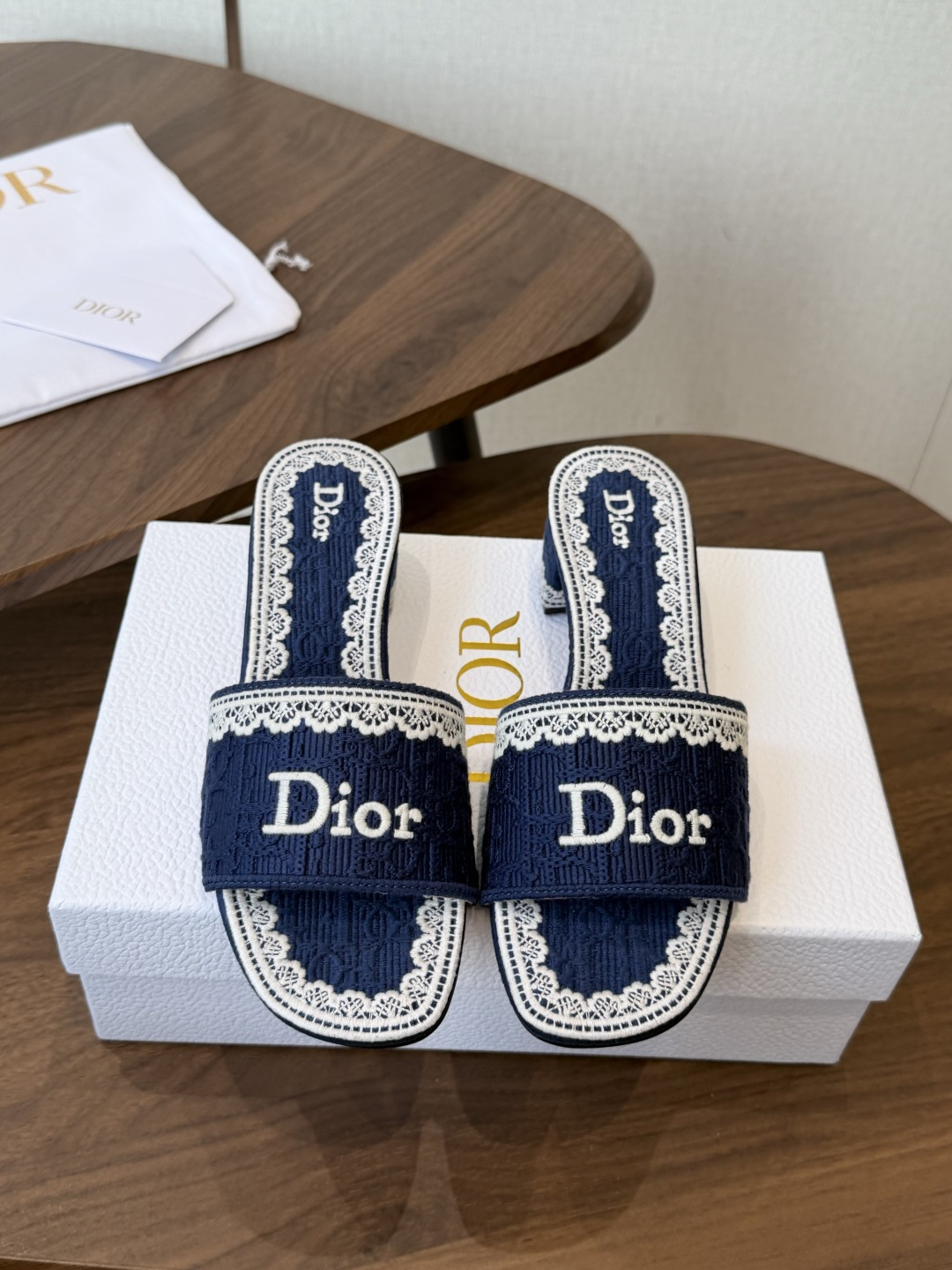 Dior |  迪奥早春新品走秀款CD刺绣logo度假风平底、粗跟拖鞋！ 硬货上新🆕❥代购级别！高级感十