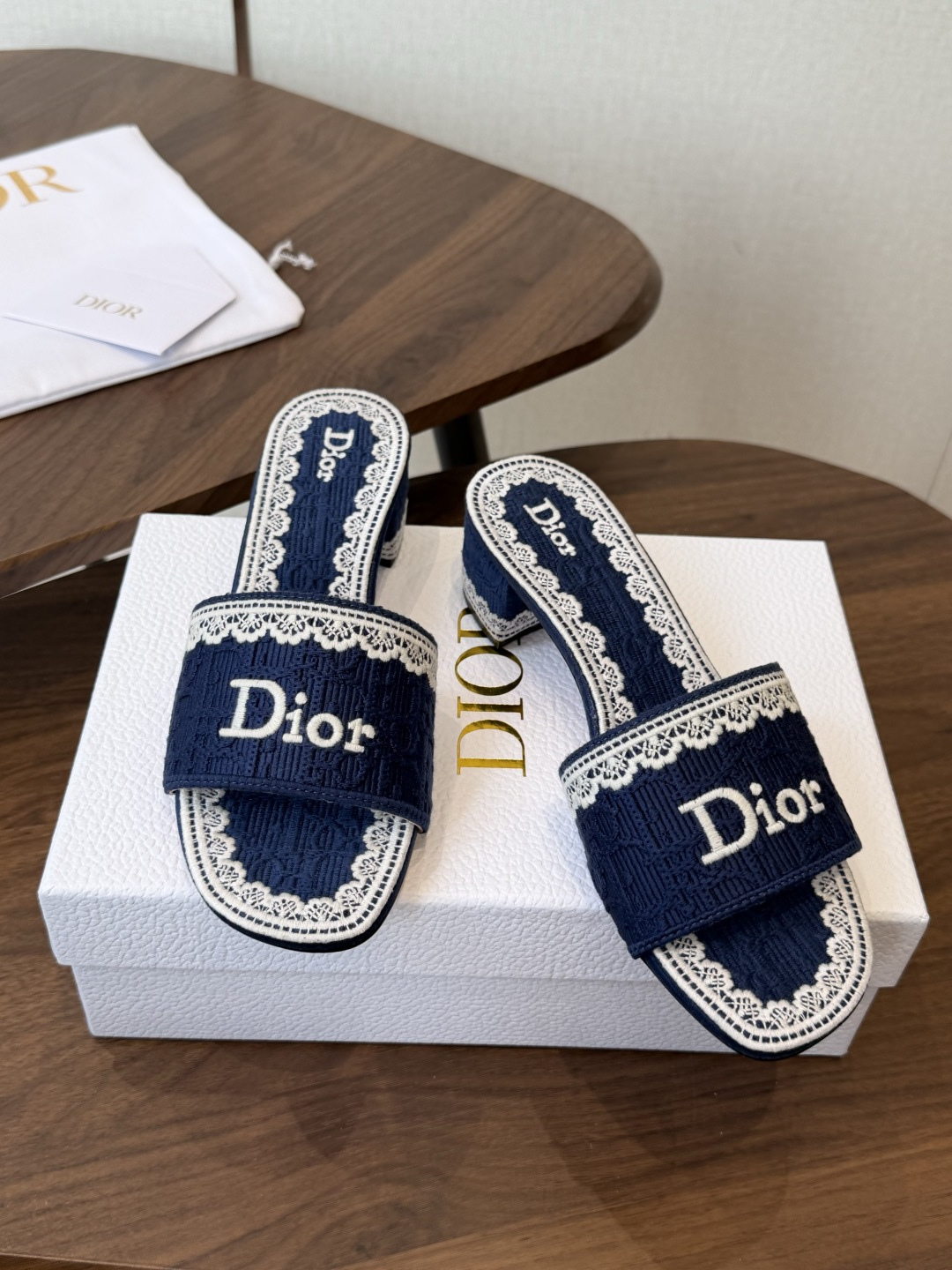 Dior |  迪奥早春新品走秀款CD刺绣logo度假风平底、粗跟拖鞋！ 硬货上新🆕❥代购级别！高级感十