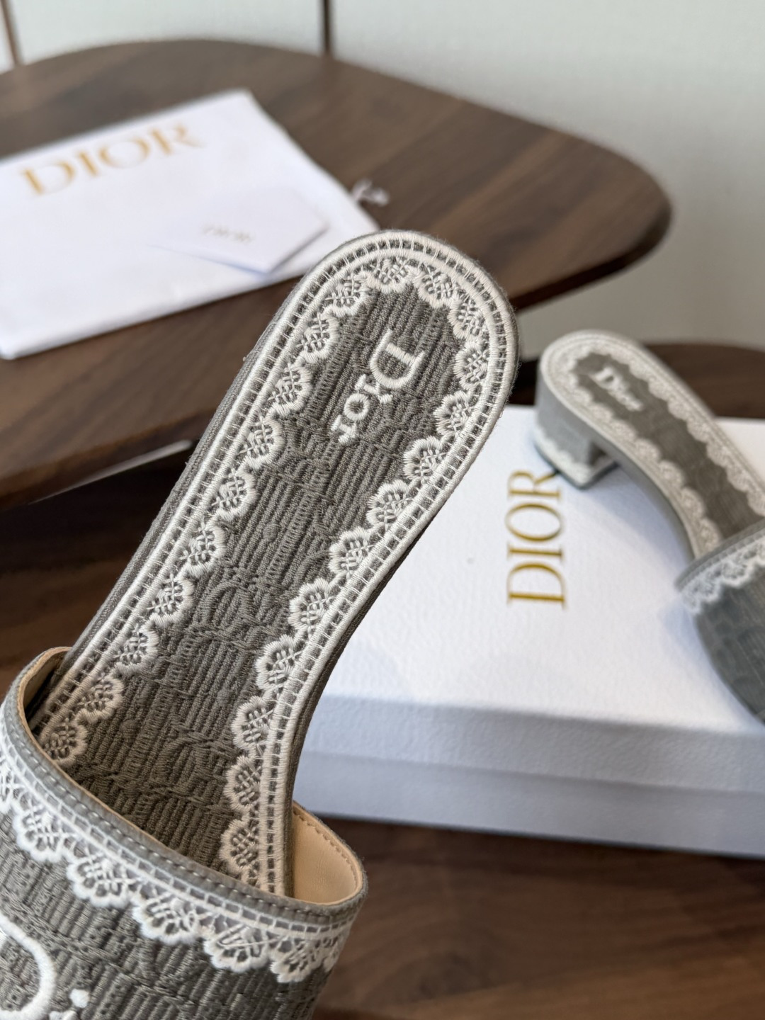 Dior |  迪奥早春新品走秀款CD刺绣logo度假风平底、粗跟拖鞋！ 硬货上新🆕❥代购级别！高级感十