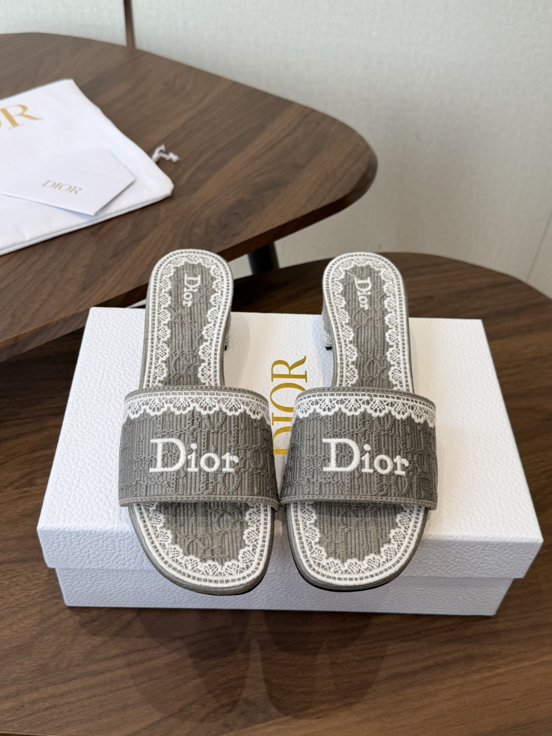 Dior |  迪奥早春新品走秀款CD刺绣logo度假风平底、粗跟拖鞋！ 硬货上新🆕❥代购级别！高级感十