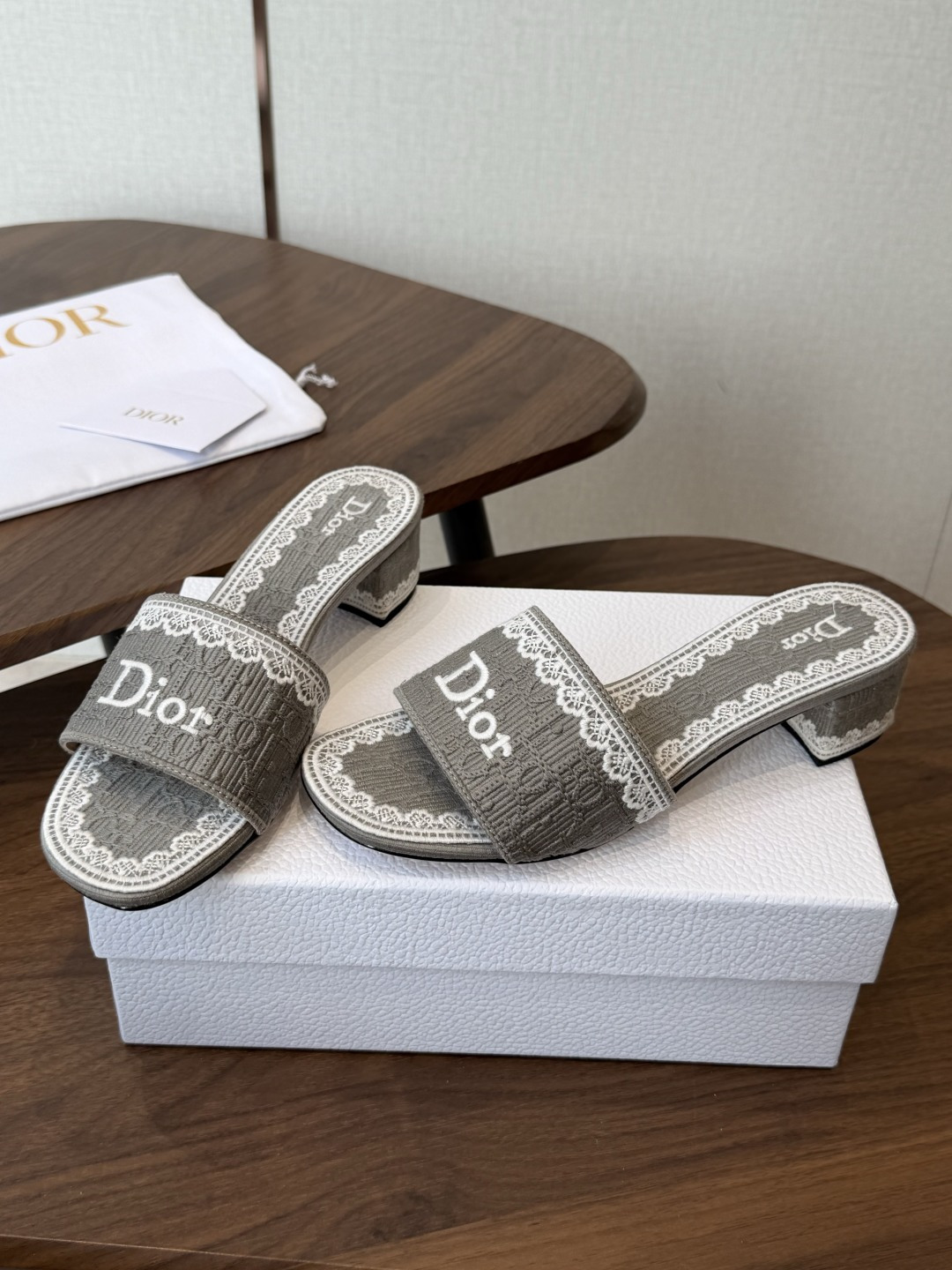 Dior |  迪奥早春新品走秀款CD刺绣logo度假风平底、粗跟拖鞋！ 硬货上新🆕❥代购级别！高级感十