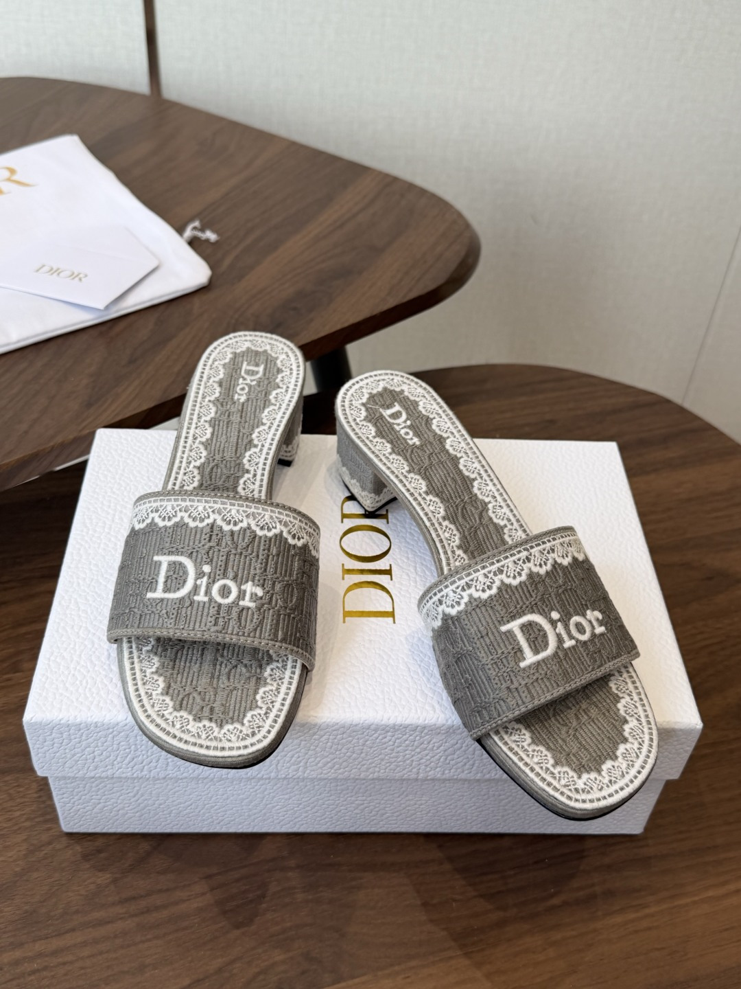 Dior |  迪奥早春新品走秀款CD刺绣logo度假风平底、粗跟拖鞋！ 硬货上新🆕❥代购级别！高级感十