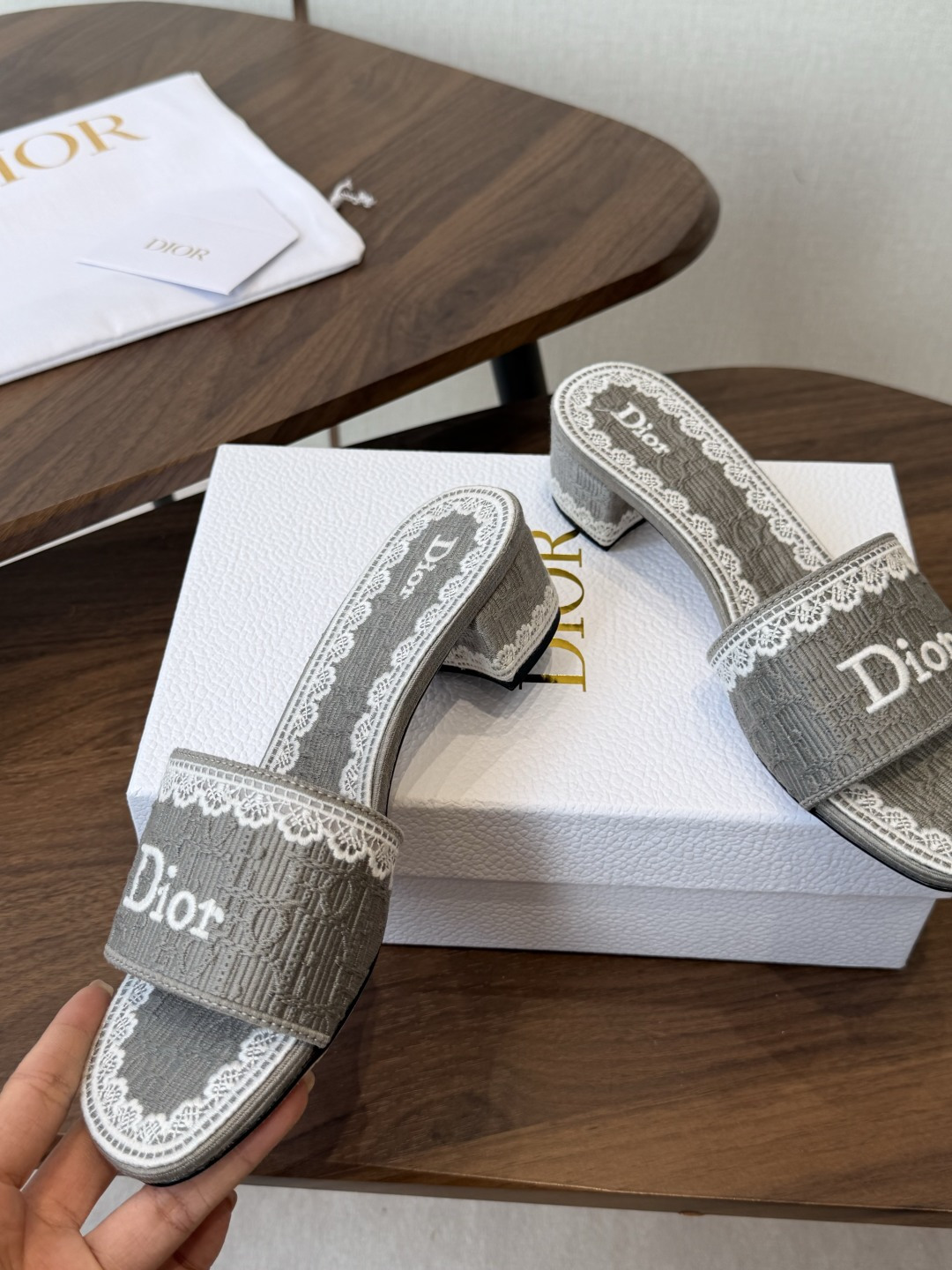 Dior |  迪奥早春新品走秀款CD刺绣logo度假风平底、粗跟拖鞋！ 硬货上新🆕❥代购级别！高级感十
