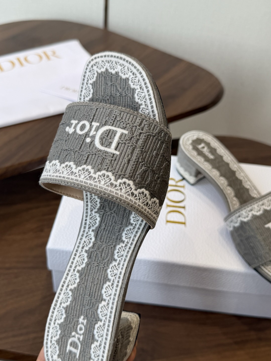 Dior |  迪奥早春新品走秀款CD刺绣logo度假风平底、粗跟拖鞋！ 硬货上新🆕❥代购级别！高级感十