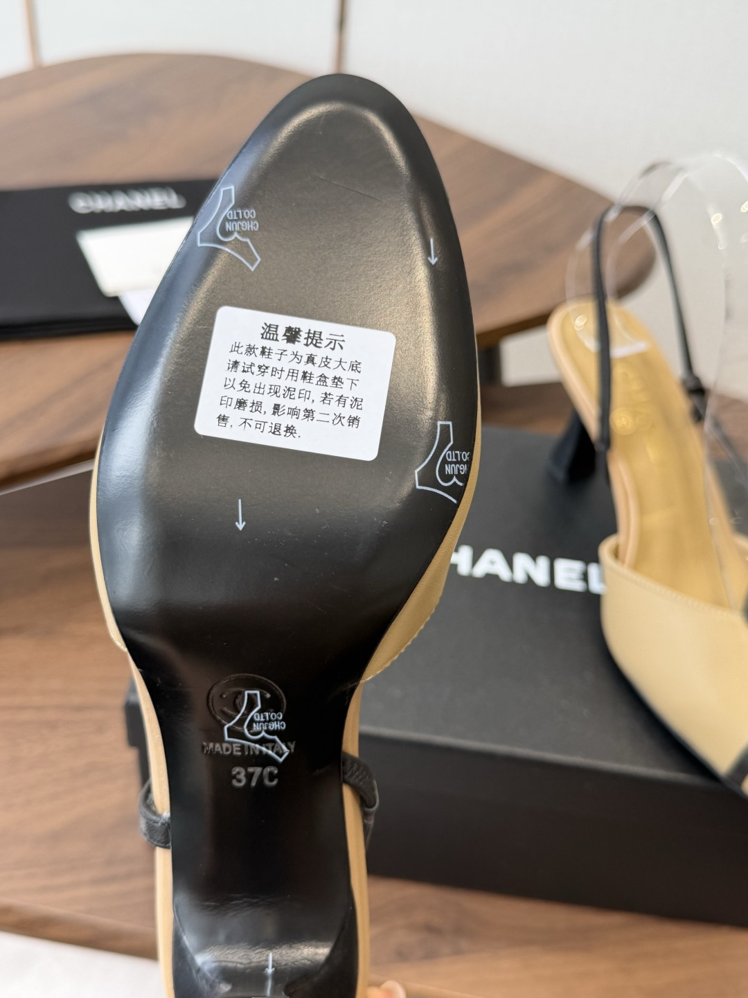 CHANEL 香奈儿 26ss 春夏秀款 后空 凉鞋 第一眼看上就被种草了金色流动线条高跟凉鞋,极具拉丁 CHANEL 香奈儿 26ss 春夏秀款 后空 凉鞋 第一眼看上就被种草了金色流动线条高跟凉鞋,极具拉丁