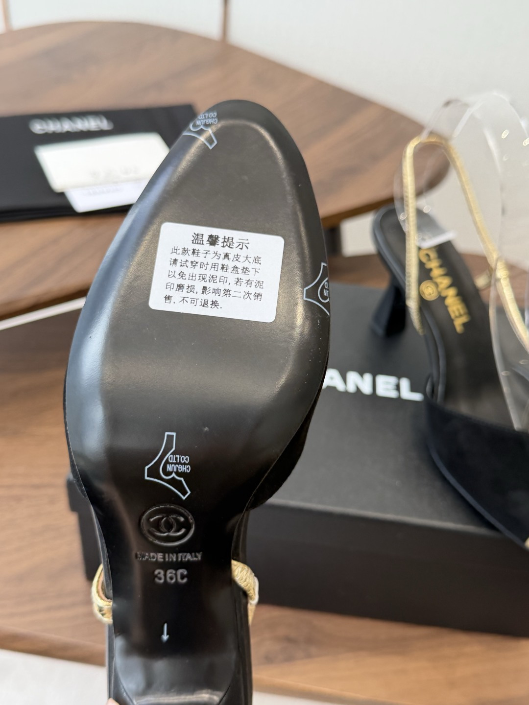 CHANEL 香奈儿 26ss 春夏秀款 后空 凉鞋 第一眼看上就被种草了金色流动线条高跟凉鞋,极具拉丁 CHANEL 香奈儿 26ss 春夏秀款 后空 凉鞋 第一眼看上就被种草了金色流动线条高跟凉鞋,极具拉丁