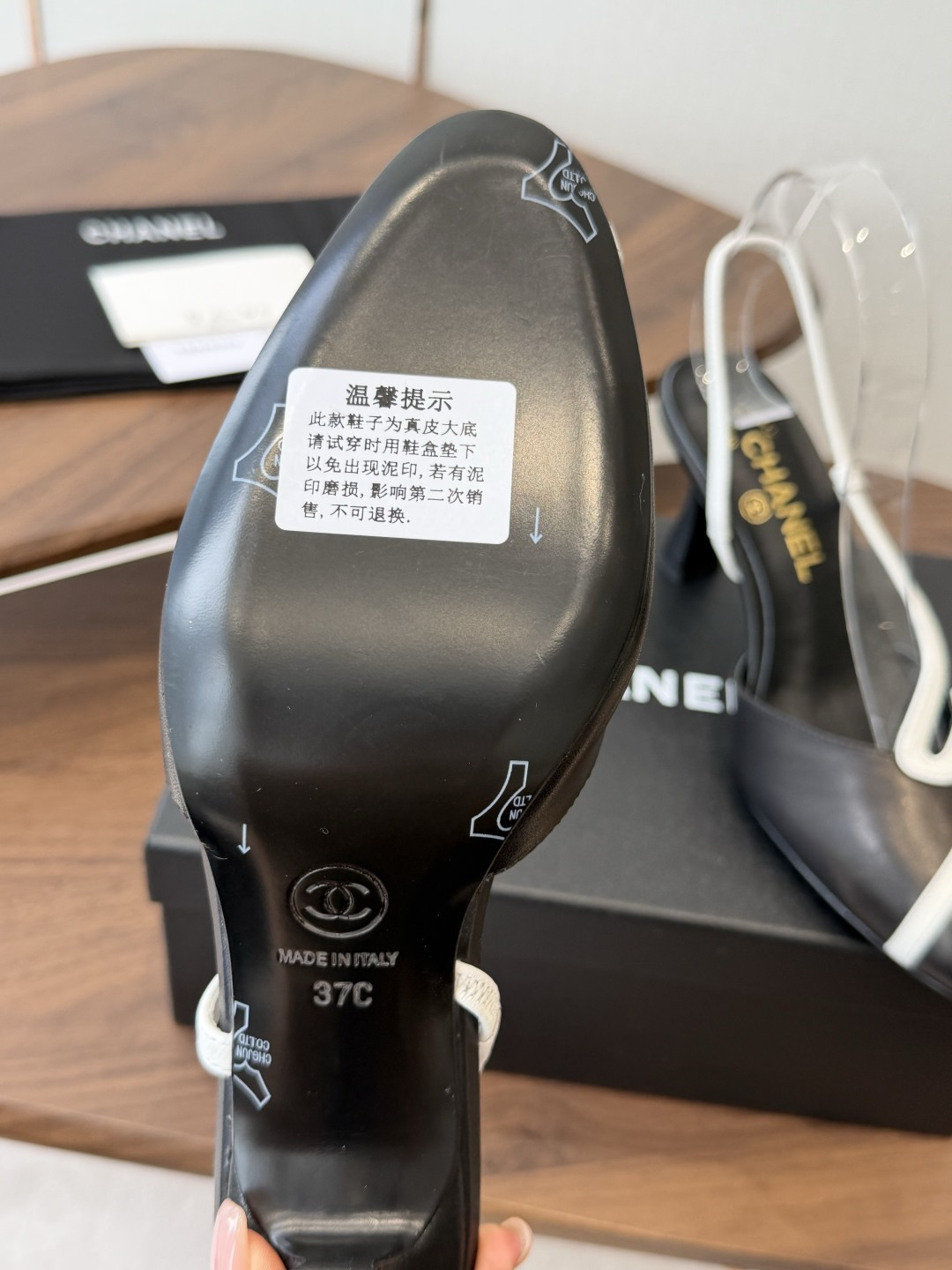 CHANEL 香奈儿 26ss 春夏秀款 后空 凉鞋 第一眼看上就被种草了金色流动线条高跟凉鞋,极具拉丁 CHANEL 香奈儿 26ss 春夏秀款 后空 凉鞋 第一眼看上就被种草了金色流动线条高跟凉鞋,极具拉丁