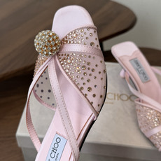 Jimmy Choo 26ss 春夏 系列JC新款 高跟拖鞋 凉鞋模糊鞋履与珠宝配饰之间的界线 鲜明 J Jimmy Choo 26ss 春夏 系列JC新款 高跟拖鞋 凉鞋模糊鞋履与珠宝配饰之间的界线 鲜明 J
