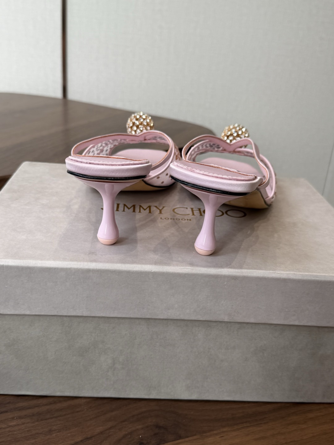 Jimmy Choo 26ss 春夏 系列JC新款 高跟拖鞋 凉鞋模糊鞋履与珠宝配饰之间的界线 鲜明 J Jimmy Choo 26ss 春夏 系列JC新款 高跟拖鞋 凉鞋模糊鞋履与珠宝配饰之间的界线 鲜明 J