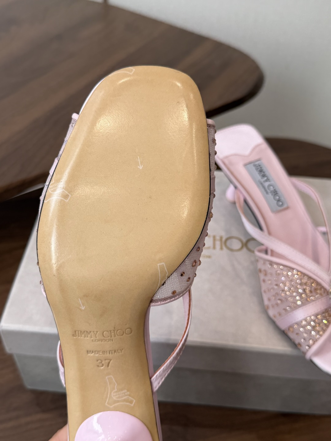 Jimmy Choo 26ss 春夏 系列JC新款 高跟拖鞋 凉鞋模糊鞋履与珠宝配饰之间的界线 鲜明 J Jimmy Choo 26ss 春夏 系列JC新款 高跟拖鞋 凉鞋模糊鞋履与珠宝配饰之间的界线 鲜明 J