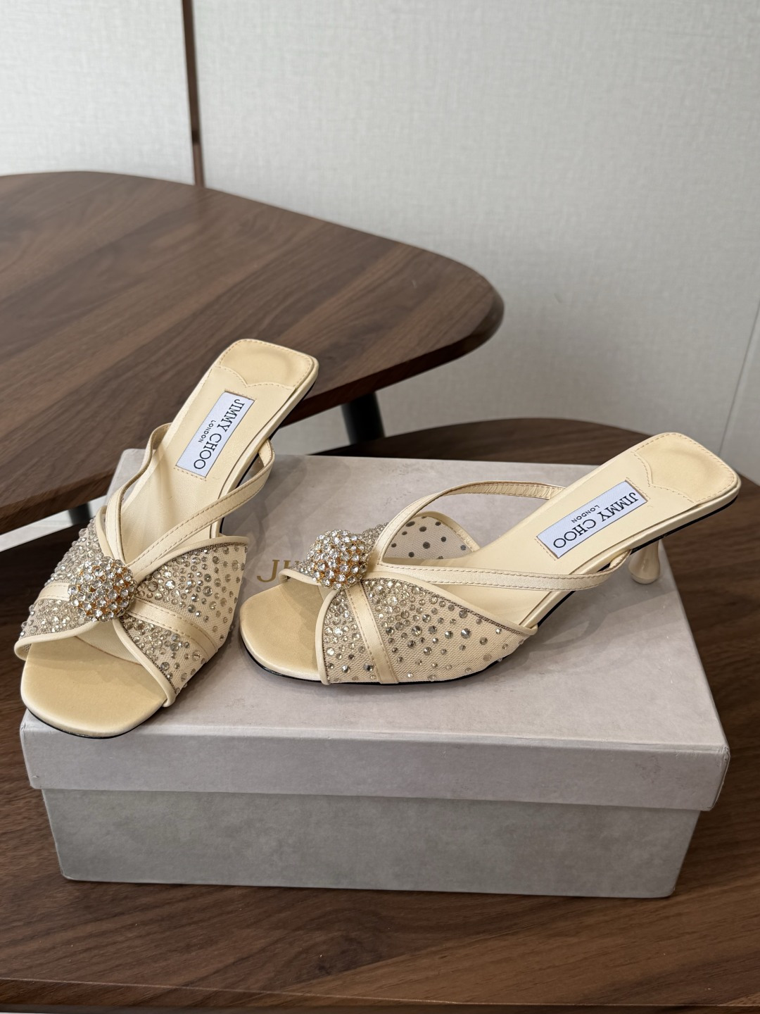 Jimmy Choo 26ss 春夏 系列JC新款 高跟拖鞋 凉鞋模糊鞋履与珠宝配饰之间的界线 鲜明 J Jimmy Choo 26ss 春夏 系列JC新款 高跟拖鞋 凉鞋模糊鞋履与珠宝配饰之间的界线 鲜明 J