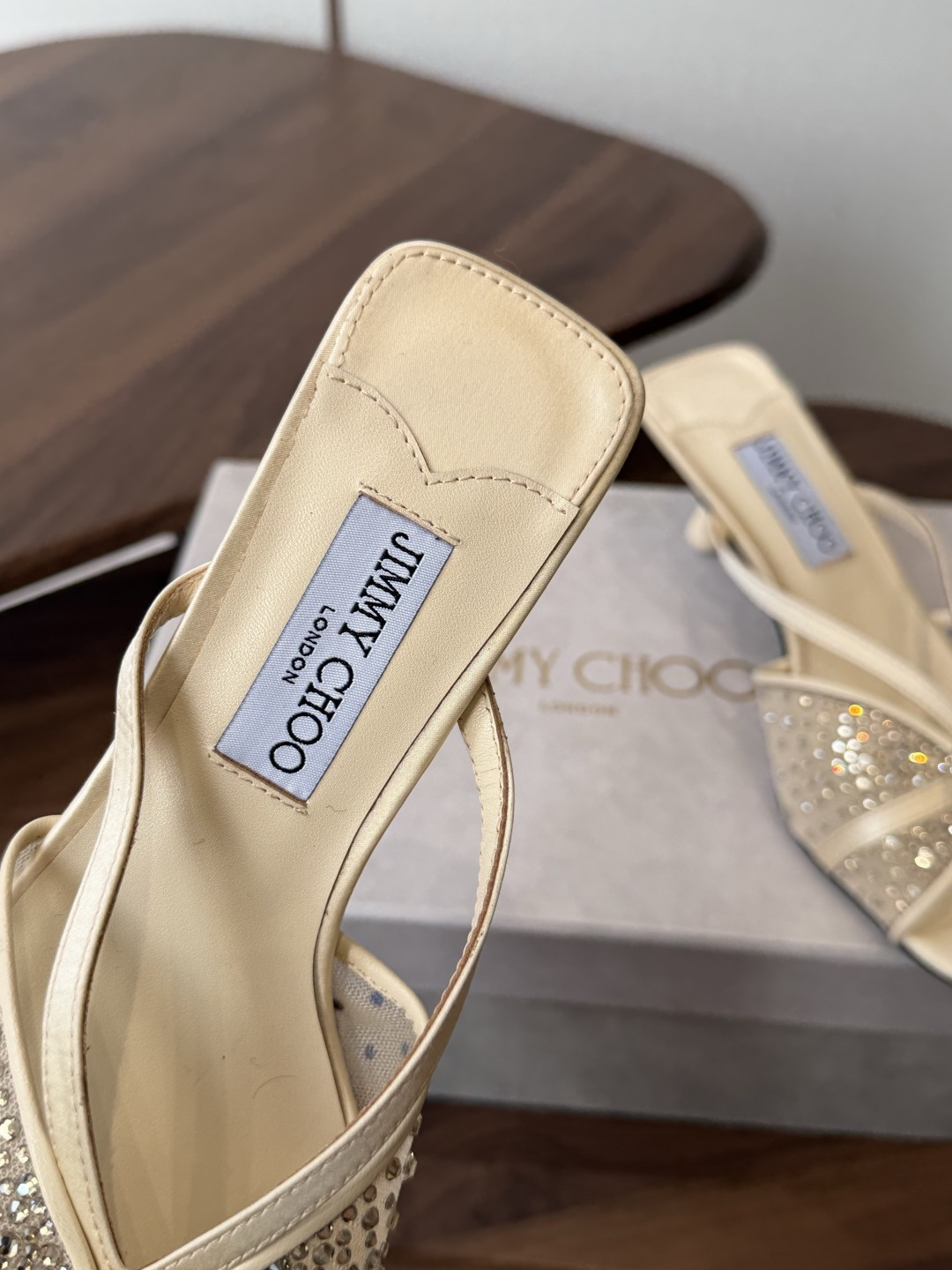 Jimmy Choo 26ss 春夏 系列JC新款 高跟拖鞋 凉鞋模糊鞋履与珠宝配饰之间的界线 鲜明 J Jimmy Choo 26ss 春夏 系列JC新款 高跟拖鞋 凉鞋模糊鞋履与珠宝配饰之间的界线 鲜明 J