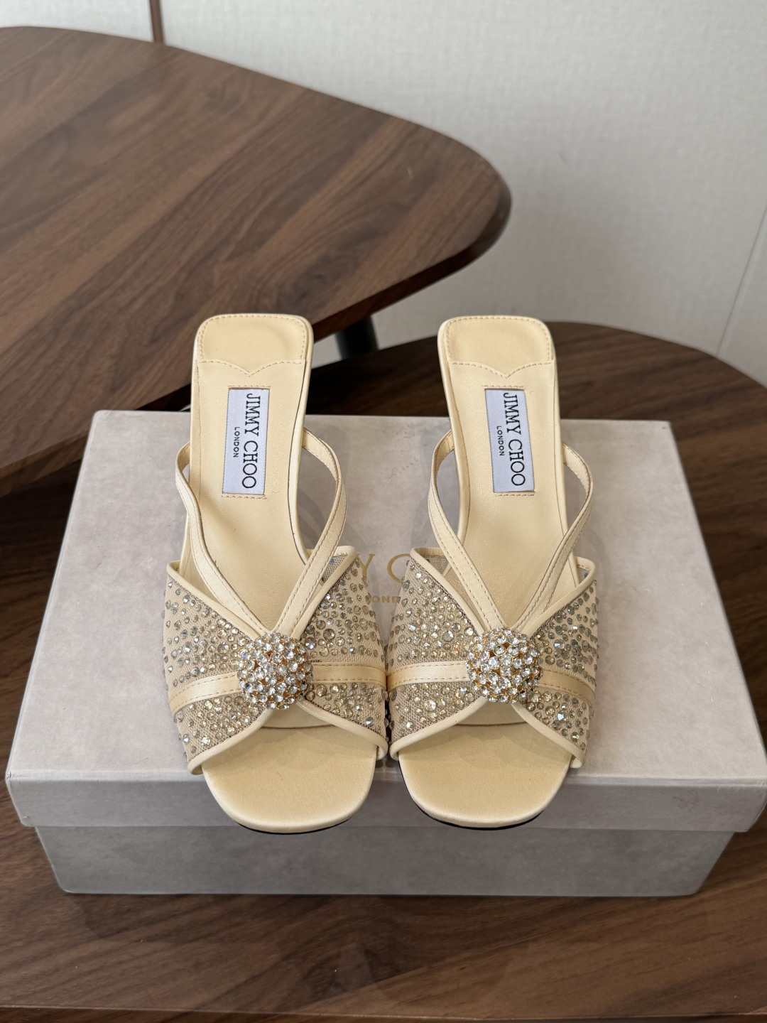 Jimmy Choo 26ss 春夏 系列JC新款 高跟拖鞋 凉鞋模糊鞋履与珠宝配饰之间的界线 鲜明 J