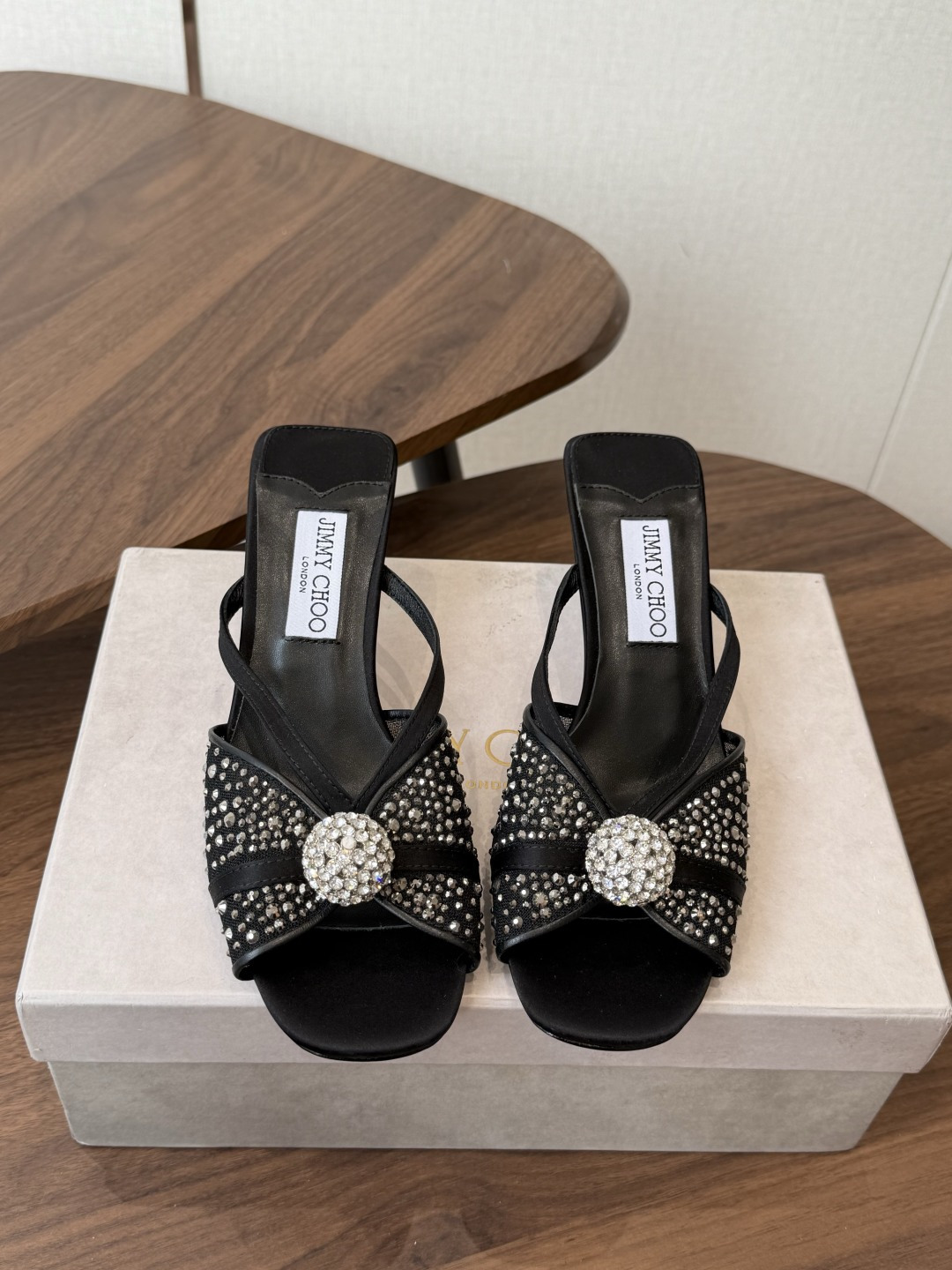 Jimmy Choo 26ss 春夏 系列JC新款 高跟拖鞋 凉鞋模糊鞋履与珠宝配饰之间的界线 鲜明 J