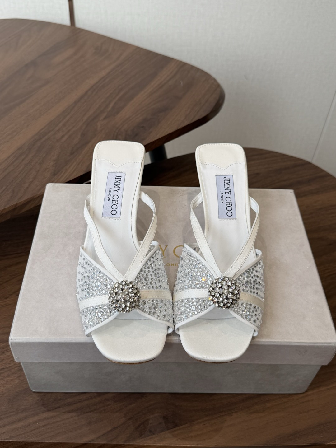 NO:870022,Jimmy Choo 26ss spring and summer series JC new high-heeled slippers and sandals blur the line between shoes and jewelry accessories. Distinctive Jimmy Choo style design. Exquisite and graceful draping, like an elegant ankle chain for slender feet. There are also many exquisite crystal pendants on the heel line to highlight the unique shoe shape. The pointed toe is paired with a 6 cm slender high heel, which is fashionable and eye-catching and unforgettable. The upper is imported silk/pearl and the lining is sheepskin.  Italian genuine leather outsole Height: 5.5cm Size35-42 (40 41 42 customized, non-refundable), high heels and slippers, jimmy choo, sandals, high heels, slippers, sheepskin, real silk, Leather soles19860909Jimmy Choo 26ss 春夏 系列JC新款 高跟拖鞋 凉鞋 模糊鞋履与珠宝配饰之间的界线 鲜明 Jimmy Choo 风格设计. 精美上优美悬垂,宛如为纤足戴上优雅踝链.另有多颗精美水晶垂饰后跟线,突显别致鞋型,尖头配以 6厘米纤细高跟,时髦吸睛,令人难以忘怀 鞋面进口真丝/珍珠 内里垫脚羊皮 意大利真皮大底 高度:5.5cm Size35-42（40 41 42订做不退换）,高跟鞋拖鞋,jimmy choo,sandals,high heels,slippers,sheepskin,real silk,Leather soles,Women's Shoes