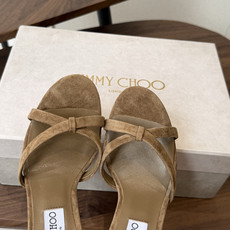 Jimmy Choo 26ss 春夏 系列JC新款 高跟拖鞋 凉鞋模糊鞋履与珠宝配饰之间的界线 鲜明 J Jimmy Choo 26ss 春夏 系列JC新款 高跟拖鞋 凉鞋模糊鞋履与珠宝配饰之间的界线 鲜明 J