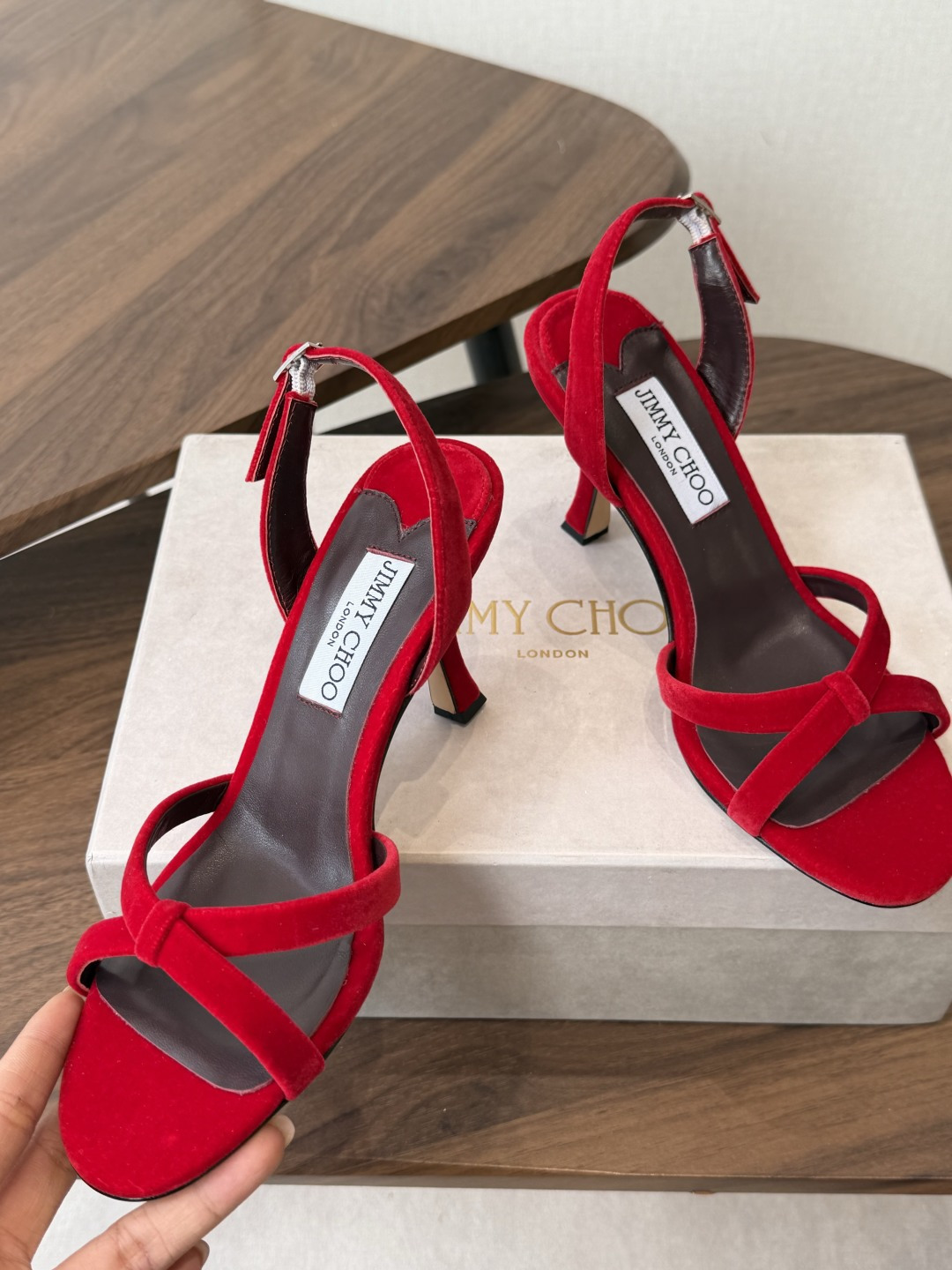 Jimmy Choo 26ss 春夏 系列JC新款 高跟拖鞋 凉鞋模糊鞋履与珠宝配饰之间的界线 鲜明 J Jimmy Choo 26ss 春夏 系列JC新款 高跟拖鞋 凉鞋模糊鞋履与珠宝配饰之间的界线 鲜明 J