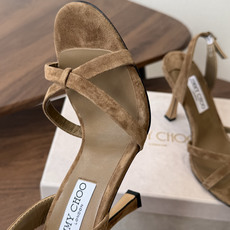Jimmy Choo 26ss 春夏 系列JC新款 高跟拖鞋 凉鞋模糊鞋履与珠宝配饰之间的界线 鲜明 J Jimmy Choo 26ss 春夏 系列JC新款 高跟拖鞋 凉鞋模糊鞋履与珠宝配饰之间的界线 鲜明 J