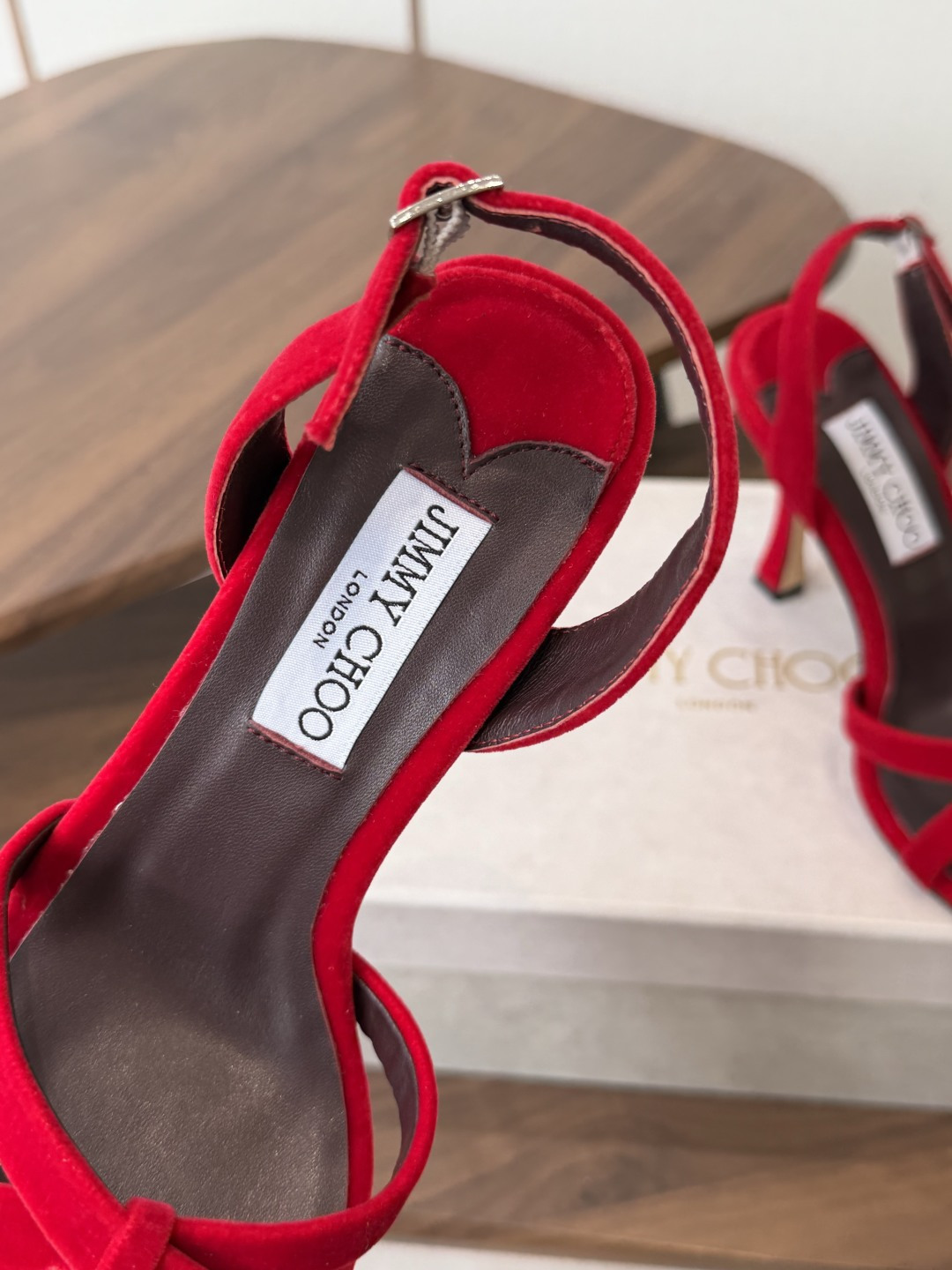 Jimmy Choo 26ss 春夏 系列JC新款 高跟拖鞋 凉鞋模糊鞋履与珠宝配饰之间的界线 鲜明 J Jimmy Choo 26ss 春夏 系列JC新款 高跟拖鞋 凉鞋模糊鞋履与珠宝配饰之间的界线 鲜明 J