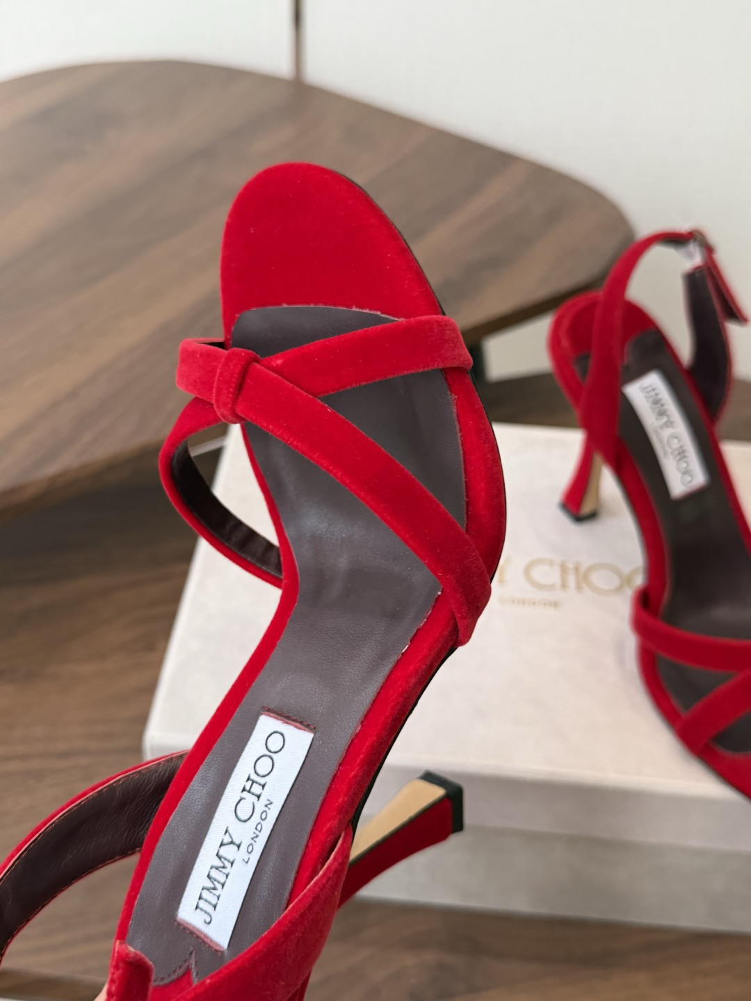 Jimmy Choo 26ss 春夏 系列JC新款 高跟拖鞋 凉鞋模糊鞋履与珠宝配饰之间的界线 鲜明 J Jimmy Choo 26ss 春夏 系列JC新款 高跟拖鞋 凉鞋模糊鞋履与珠宝配饰之间的界线 鲜明 J