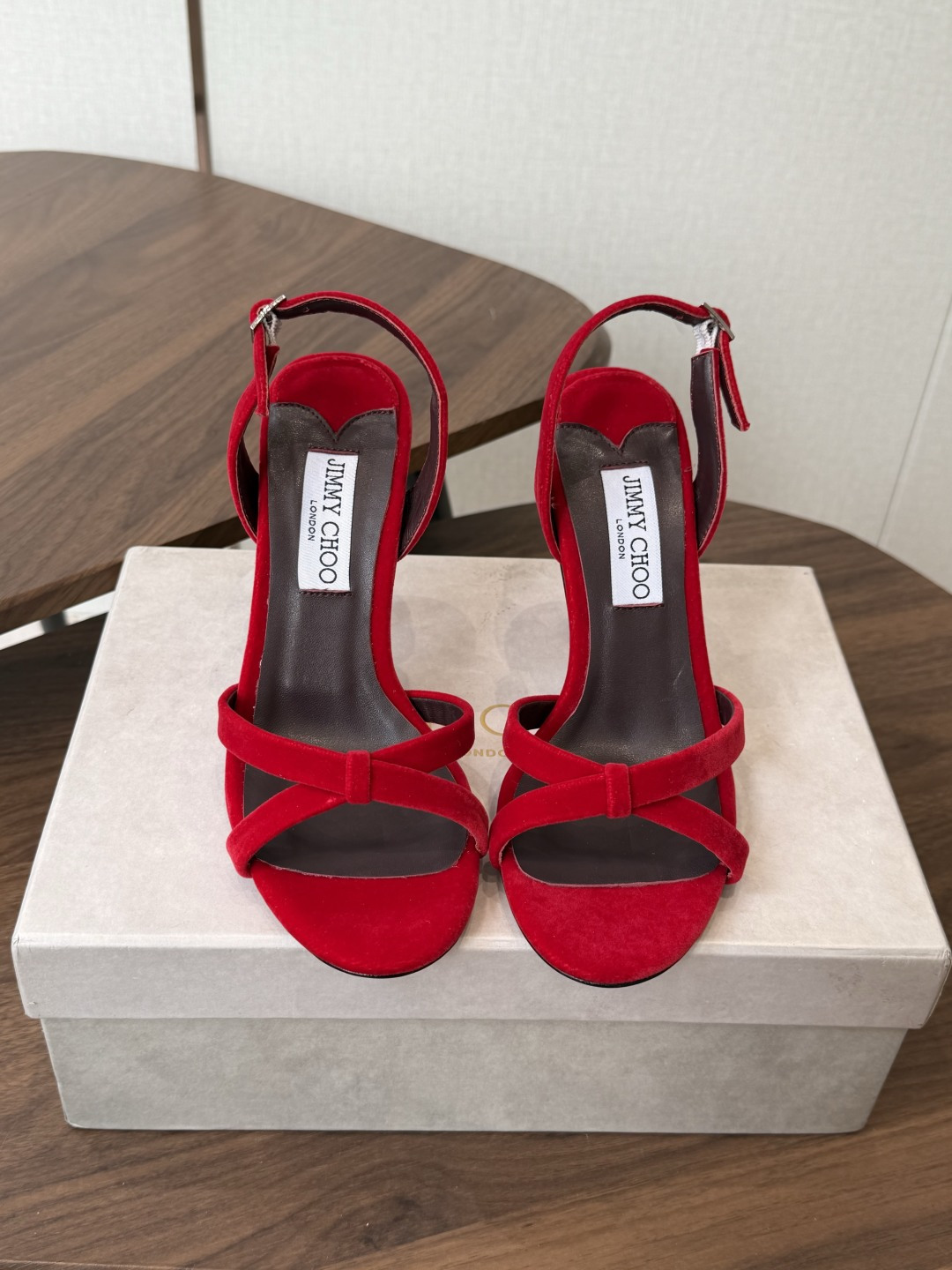 Jimmy Choo 26ss 春夏 系列JC新款 高跟拖鞋 凉鞋模糊鞋履与珠宝配饰之间的界线 鲜明 J Jimmy Choo 26ss 春夏 系列JC新款 高跟拖鞋 凉鞋模糊鞋履与珠宝配饰之间的界线 鲜明 J