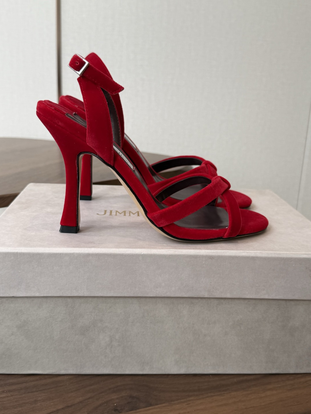 Jimmy Choo 26ss 春夏 系列JC新款 高跟拖鞋 凉鞋模糊鞋履与珠宝配饰之间的界线 鲜明 J Jimmy Choo 26ss 春夏 系列JC新款 高跟拖鞋 凉鞋模糊鞋履与珠宝配饰之间的界线 鲜明 J