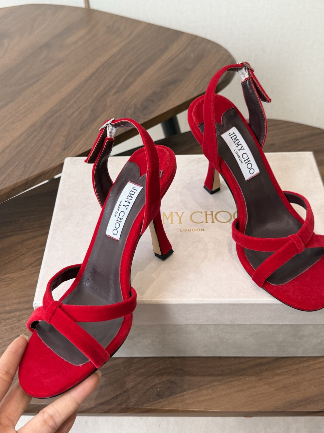 Jimmy Choo 26ss 春夏 系列JC新款 高跟拖鞋 凉鞋模糊鞋履与珠宝配饰之间的界线 鲜明 J Jimmy Choo 26ss 春夏 系列JC新款 高跟拖鞋 凉鞋模糊鞋履与珠宝配饰之间的界线 鲜明 J
