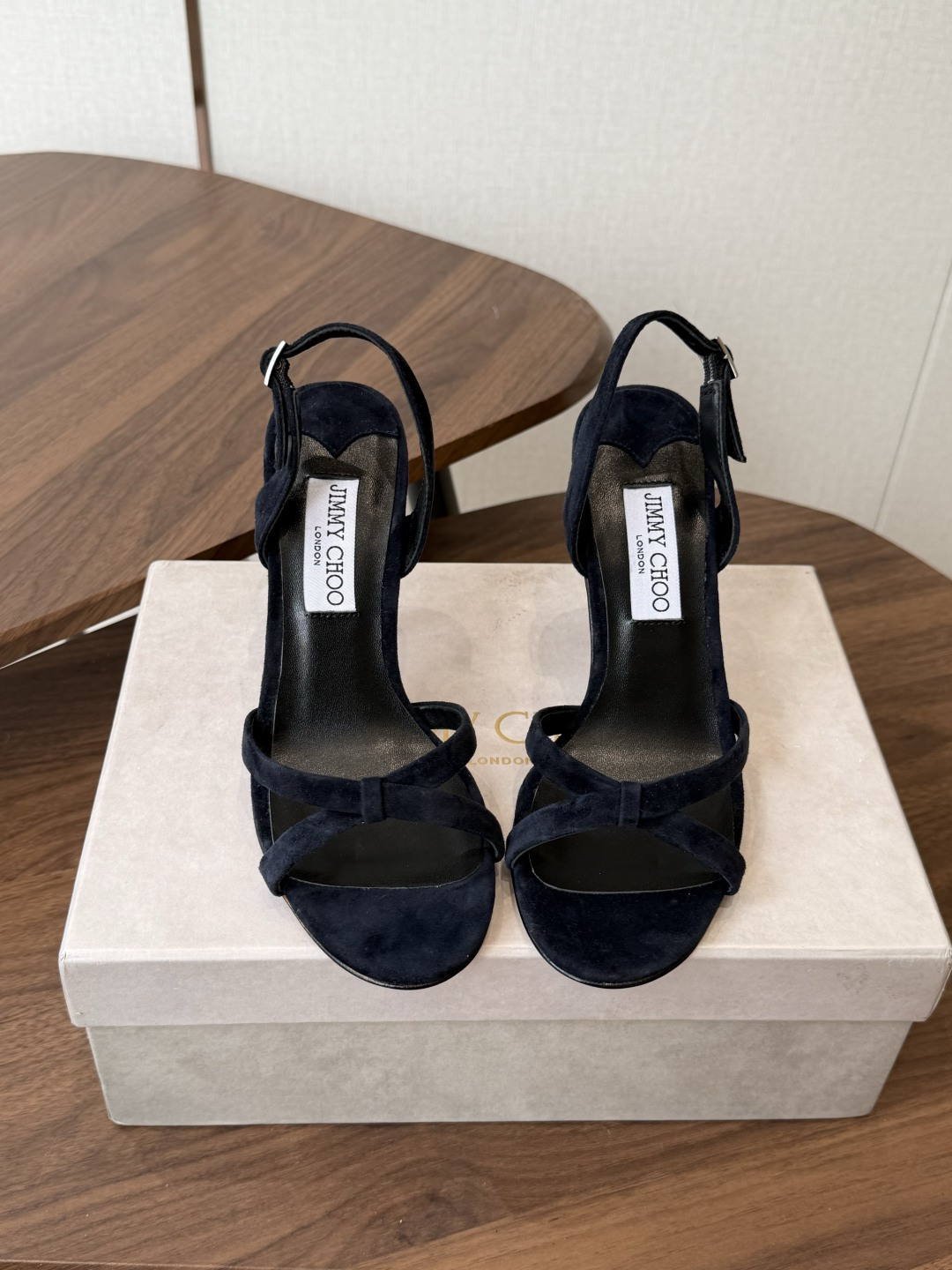 NO:870107,Jimmy Choo 26ss spring and summer series JC new high-heeled slippers and sandals blur the line between shoes and jewelry accessories. Distinctive Jimmy Choo style design. Exquisite and graceful draping, just like wearing an elegant ankle chain for slender feet. There are also many exquisite crystal pendants on the heel line to highlight the unique shoe shape. The round toe is paired with an 8cm slender high heel, which is fashionable and eye-catching and unforgettable. The upper is made of sheepskin and the lining is made of sheepskin.  Italian genuine leather outsole Height: 8.5/10.5CM Size35-42 (40 41 42 customized, non-refundable), high-heeled sandals, jimmy choo, sandals, high heels, slippers, sheepskin, sheep, Leather soles19860909Jimmy Choo 26ss 春夏 系列JC新款 高跟拖鞋 凉鞋 模糊鞋履与珠宝配饰之间的界线 鲜明 Jimmy Choo 风格设计. 精美上优美悬垂,宛如为纤足戴上优雅踝链.另有多颗精美水晶垂饰后跟线,突显别致鞋型,圆头头配以 8厘米纤细高跟,时髦吸睛,令人难以忘怀 鞋面羊京 内里垫脚羊皮 意大利真皮大底 高度:8.5/10.5CM Size35-42（40 41 42订做不退换）,高跟鞋凉鞋,jimmy choo,sandals,high heels,slippers,sheepskin,sheep,Leather soles,Women's Shoes
