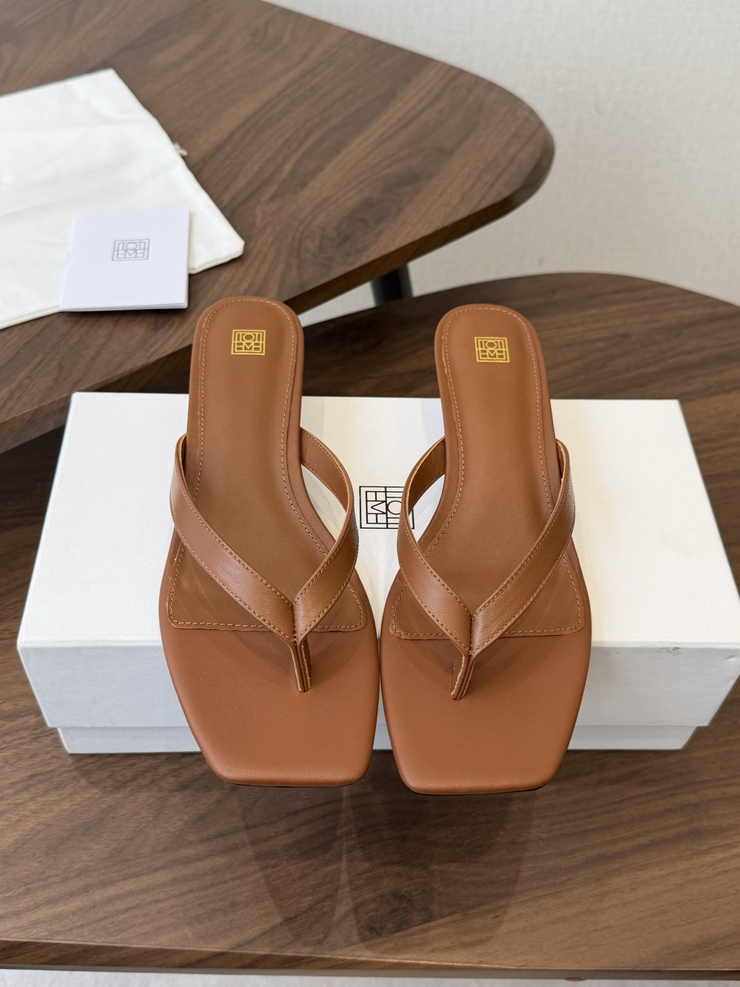 NO:870096,Niche Toteme flip-flops Nordic minimalist style, timeless and timeless, the more you look at it, the retro style small square toe design is full leather inside and outside, soft. The texture and gloss of the fabric are very good. It is not only comfortable on the feet, but also shows your temperament. The soft and delicate sheepskin insole has good breathability and sweat absorption. It is not easy to stuffy feet, and the delicate touch is very comfortable on the feet. Simple and elegant, elegant temperament, looks clean and neat  Heel height 3.5cm, comfortable for walking, shopping, working, and daily life without stress. Genuine leather sole, comfortable as you go, good flexibility, comfortable and durable. Always keep the sole beautiful and comfortable to wear. Fabric imported lambskin/imported horse hair. Lining imported full-grain mixed sheepskin. Outsole Italian genuine leather sole Size35-41 (40 41 non-returnable), split-toe shoes, sheepskin19860909小众Toteme 人字夹脚拖 北欧极简风格,金典不过时越看越好看,复古气质小方头设计里外全皮,柔软 面料的质感和光泽度很好 不仅上脚舒适,而且非常彰显气质 柔软细腻的羊皮鞋垫,具有良好的透气和吸汗性 不易闷脚,细腻的触感上脚体验很舒适 简洁大方,优雅气质,显得干净利落 跟高3.5cm行走舒适,逛街、上班、日常无压力 真皮底,越穿越舒适,柔韧性好,舒适耐穿 时刻保持鞋底美观和舒适的穿着体验 面料进口小羊皮/进口马毛 内里进口全粒面混种羊皮 大底意大利真皮底 Size35-41 (40 41不退换),分趾鞋,sheepskin,Women's Shoes