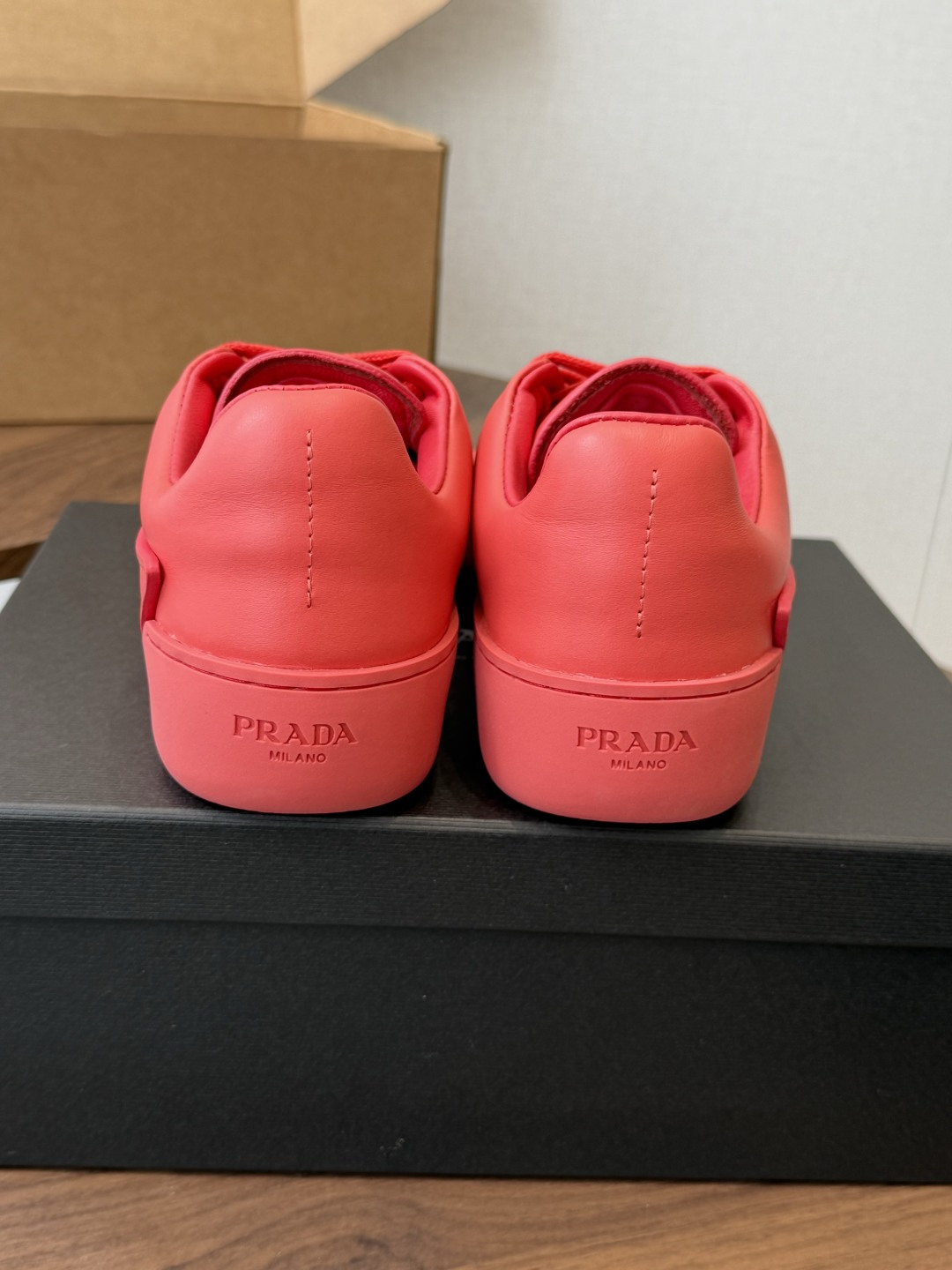 Prada普拉达 情侣款 休闲运动鞋 经典升级 这款运动鞋延续经久不衰的轮廓 。采用牛皮革精心制作, Prada普拉达 情侣款 休闲运动鞋 经典升级 这款运动鞋延续经久不衰的轮廓 。采用牛皮革精心制作,