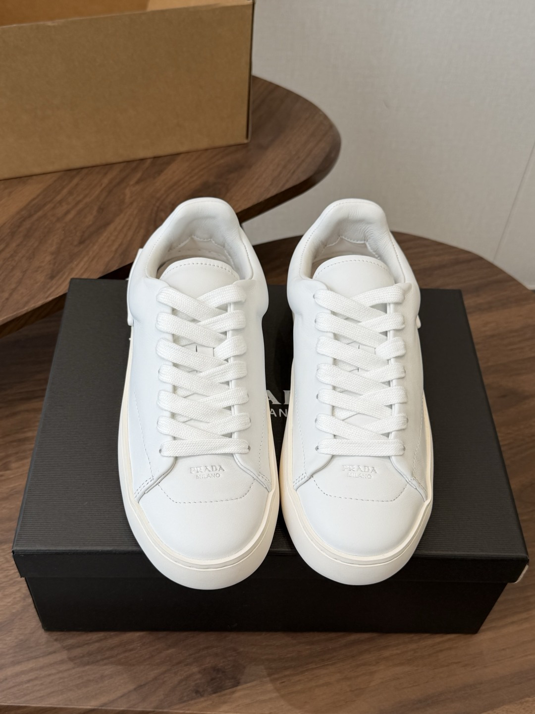 NO:870085,Prada Casual sneakers for couples, classic upgrades. This sneaker continues the timeless silhouette. It is carefully made of cow leather to enhance the style. It is lightweight and equipped with a triangle buckle logo. It is suitable for all seasons and can be matched with various casual styles. In an era where various styles are full of eyeballs, the most long-lasting companion is the casual shoe. The upper is environmentally friendly calfskin, and the inner sheepskin outsole is rubber foam outsole. Size women's 35-40 (40)  Custom-made, non-returnable) Male 39-45 (45, custom-made, non-refundable), casual shoes/sports shoes, prada, prada, sneakers, cowhide, sheepskin19860909Prada普拉达 情侣款 休闲运动鞋 经典升级 这款运动鞋延续经久不衰的轮廓 .采用牛皮革精心制作, 提升格调.款式轻盈,搭配三角扣标志 四季皆宜,可与各式休闲造型搭配,在各种风格充斥眼球的时代,最能长久陪伴搭配的 一点一点俘获人心的当属休闲鞋. 鞋面环保小牛皮 内里羊皮 大底橡胶发泡大底 Size女35-40（40 订做不退换） 男39-45（45订做不退换）,休闲鞋/运动鞋,prada,prada,sneakers,cowhide,sheepskin,Women's Shoes