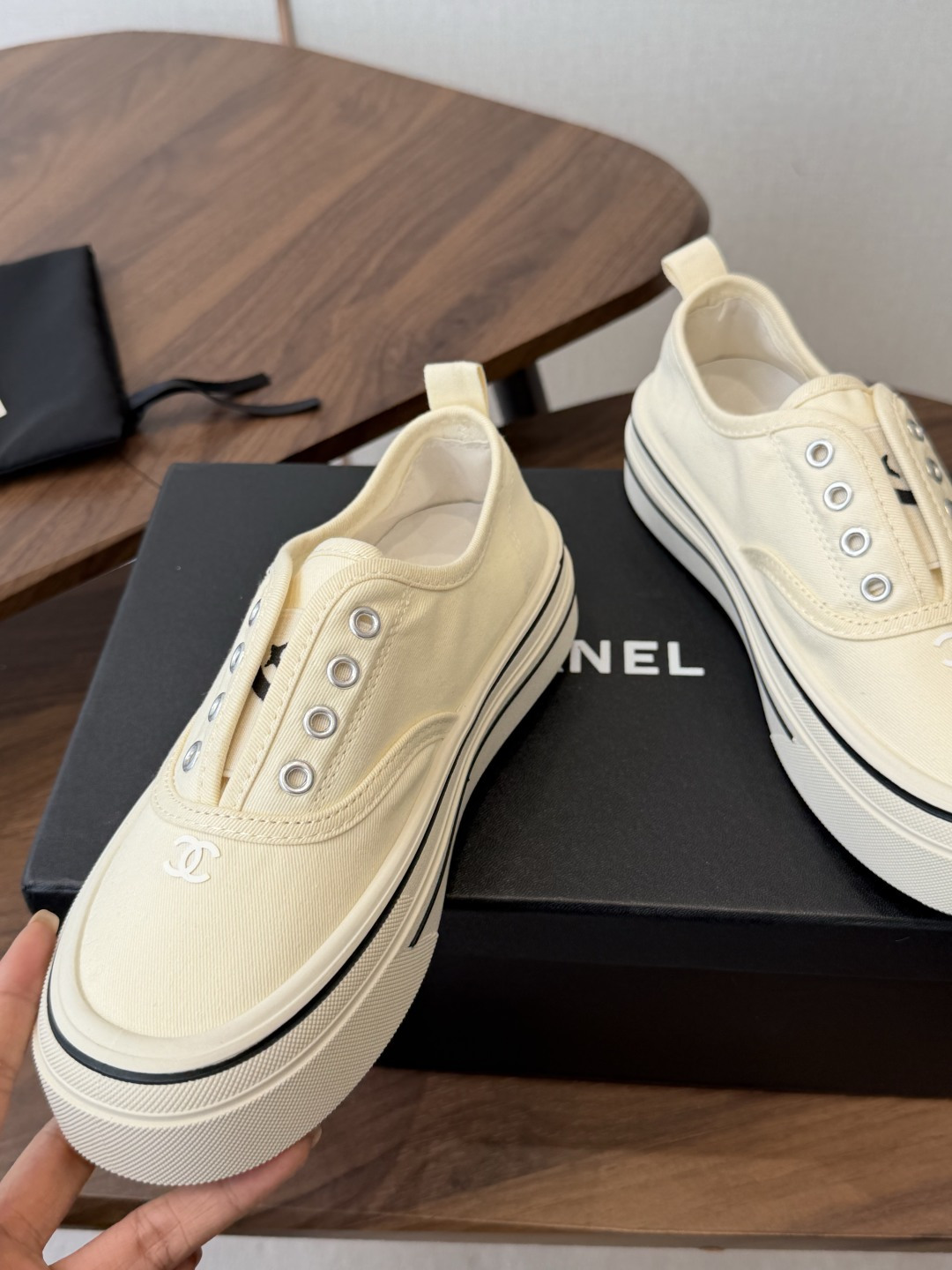 Chanel香奈儿26ss 饼干帆布鞋 鞋 开发了几个月最高版本终于出来了 专柜顶级休闲款运动鞋这款经典 Chanel香奈儿26ss 饼干帆布鞋 鞋 开发了几个月最高版本终于出来了 专柜顶级休闲款运动鞋这款经典