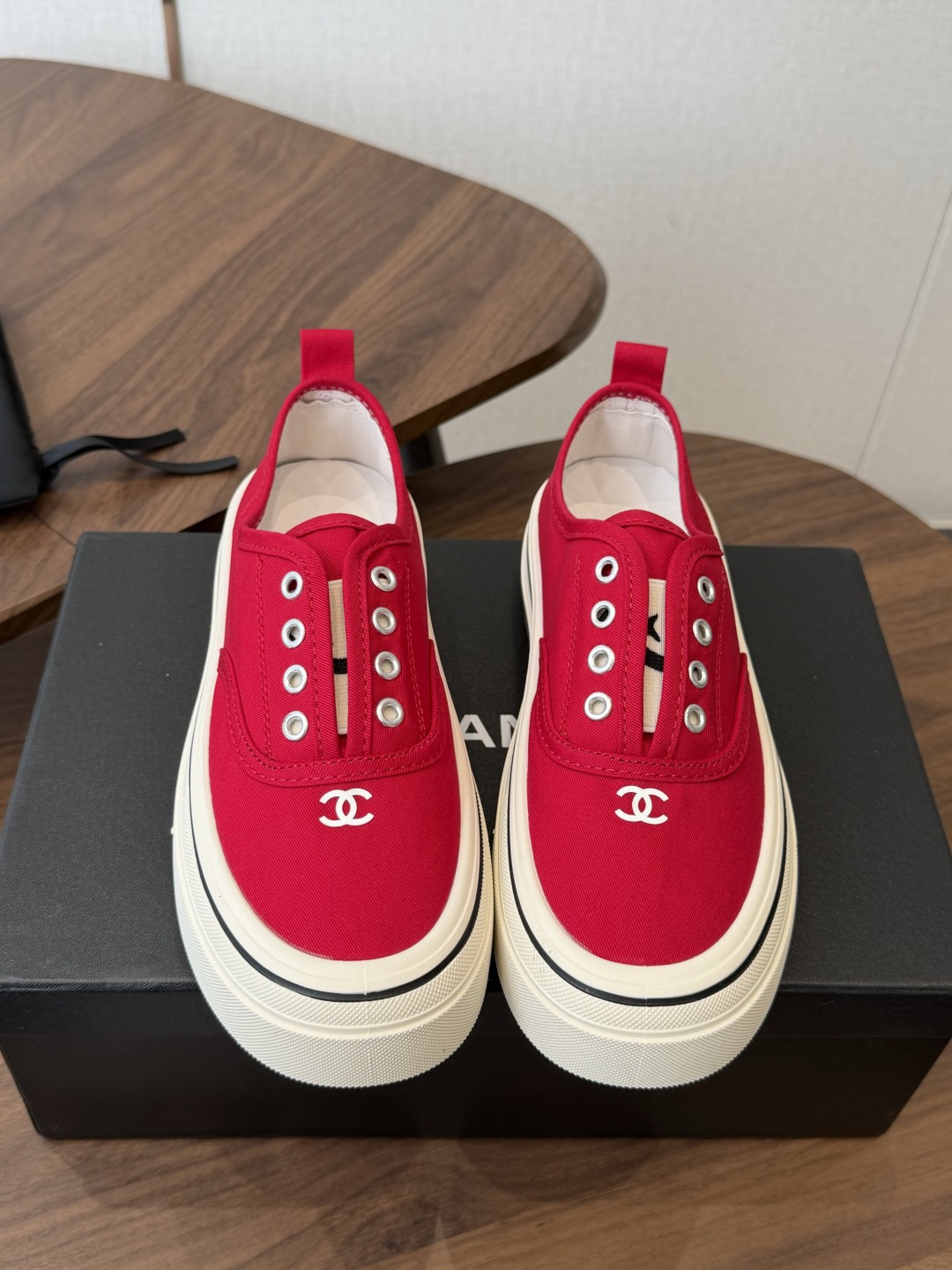 NO:870076,Chanel Chanel 26ss biscuit canvas shoes have been developed for several months and the latest version has finally come out. The top casual sports shoes in the counter. This classic design has a simple upper style but the outsole is fashionable and sporty. It contains a variety of color matching elements... The diversified mix and match is very good-looking and versatile, casual, fashionable, sports and outdoor can be taken into account... The upper is made of canvas and the lining is made of sheepskin. The outsole is based on wear-resistant rubber outsole.  Size#35-40 (40 is custom-made and cannot be returned or exchanged), casual shoes/sports shoes, chanel, chanel, sneakers, sheepskin19860909Chanel香奈儿26ss 饼干帆布鞋 鞋 开发了几个月最高版本终于出来了 专柜顶级休闲款运动鞋 这款经典设计 鞋面简洁的风格 大底却时尚运动 不平凡的拥入了多种配色元素…… 多元化混搭非常好看百搭,休闲,时尚,运动,户外都能兼顾…… 鞋面采用 帆布 内里采用 羊皮 大底根据 耐磨橡胶大底 Size#35-40（40定做不退换）,休闲鞋/运动鞋,chanel,chanel,sneakers,sheepskin,Women's Shoes