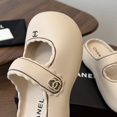 Chanel26ss 爆款设计厚底凉鞋爆真的是很耐看越看越喜欢!矮个子宝宝的福音直接拉长身材比例!!鞋身 Chanel26ss 爆款设计厚底凉鞋爆真的是很耐看越看越喜欢!矮个子宝宝的福音直接拉长身材比例!!鞋身