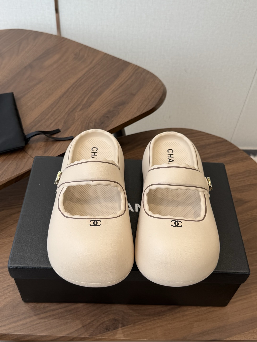 NO:870067,Chanel26ss' popular design thick-soled sandals are really attractive and the more you look at them, the more you like them!  The good news for short babies can directly lengthen their body proportions!  !  The shoe body is soft and comfortable, the sole is wear-resistant and non-slip - and each color is very versatile. It is really suitable for this spring and summer. The upper is made of original EVA and the original rubber outsole is Size#35-40 (customized for 40), half drag, chanel, sandals19860909Chanel26ss 爆款设计厚底凉鞋 爆真的是很耐看越看越喜欢！矮个子宝宝的福音直接拉长身材比例！！ 鞋身柔软舒适,鞋底耐磨防滑-而且每个颜色都非常百搭.真的太适合这个春夏  鞋面原版EVA一体成型 原版橡胶大底 Size#35-40（40定做）,半拖,chanel,sandals,Women's Shoes
