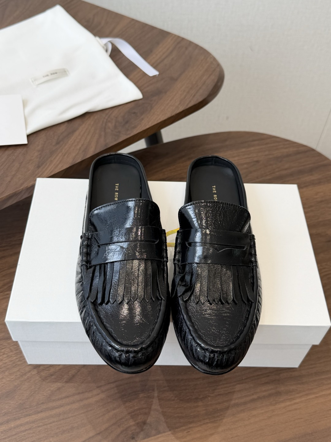 NO:870038,Wandan-made THE ROW fringed mules half-slipper loafers, with a Nordic minimalist style that brings a lazy and luxurious feel. You don’t have to put effort into it, and the upper body has a low-key high-end texture. The neat retro fringed penny loafer shoe shape, the soft and pleated loose shoe body does not squeeze the feet, and the heelless lazy slip-on design is suitable for daily outings, commuting, and casual outings. It is casual and neat, perfectly balancing relaxation and elegance. Multi-color and versatile options  Glossy black | retro burgundy | beige suede | dark brown suede. It can be salty or sweet. It is suitable for suits, jeans, dresses, and wide-leg pants. It is easy to wear French, minimalist, and old money styles. This pair of old money style lazy half-drags is high-end, low-key, and unobtrusive. Even lazy people can easily wear high-end texture. The whole pair of shoes is very soft and soft. It is not the kind of hard and safe purchase. It is a versatile style that can be worn repeatedly all year round. Fabric:  Imported pleated soft cowhide/suede Lining: Imported full-grain mixed sheepskin Outsole: Imported Italian genuine leather outsole TPU injection Size 35-40 (40 customizations are non-returnable), half drag, loafers, skirts, jeans, business suit, cowhide, sheepskin, chamois leather, Leather soles19860909莞产THE ROW流苏穆勒半拖乐福鞋 自带慵懒贵气的北欧极简腔调 不用费力穿搭,上身就是低调的高级质感,利落复古的流苏便士乐福鞋鞋型,软塌褶皱的宽松鞋身挤脚不压脚,无后跟懒人一脚蹬设计日常出门、通勤通勤、随性出街都适配随性又利落,把松弛与优雅完美平衡 多色百搭选择 亮面黑|复古酒红|浅驼麂皮|深棕麂皮 可盐可甜,适配西装、牛仔裤、连衣裙、阔腿裤 轻松拿捏法式、极简、老钱风多种穿搭 这双老钱风懒人半拖高级低调不张扬,懒人也能轻松穿出高级质感,整双鞋子很软很软,不是那种硬邦邦的放心购入,一年四季都能反复上脚的百搭款 面料: 进口褶皱软牛皮/ 麂皮绒 内里: 进口全粒面混种羊皮 大底: 进口意大利真皮大底tpu射出 码数35-40(40订做不退换),半拖,loafers,skirts,jeans,business suit,cowhide,sheepskin,chamois leather,Leather soles,Women's Shoes