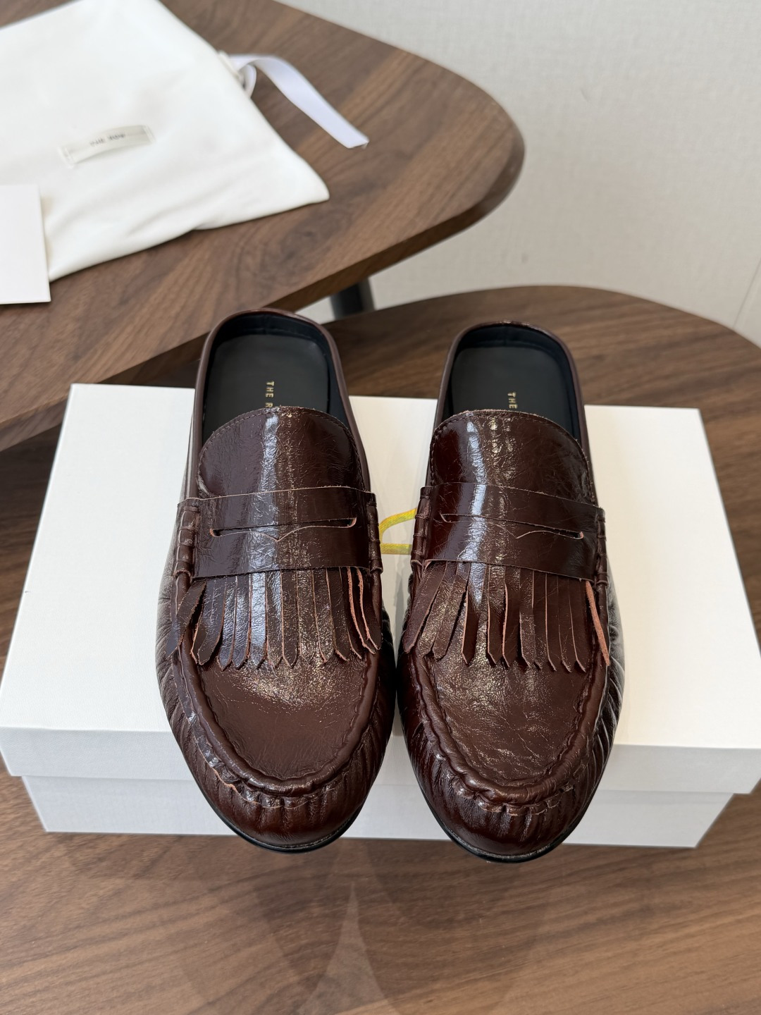 NO:870048,Wandan-made THE ROW fringed mules half-slipper loafers, with a Nordic minimalist style that brings a lazy and luxurious feel. You don’t have to put effort into it, and the upper body has a low-key high-end texture. The neat retro fringed penny loafer shoe shape, the soft and pleated loose shoe body does not squeeze the feet, and the heelless lazy slip-on design is suitable for daily outings, commuting, and casual outings. It is casual and neat, perfectly balancing relaxation and elegance. Multi-color and versatile options  Glossy black | retro burgundy | beige suede | dark brown suede. It can be salty or sweet. It is suitable for suits, jeans, dresses, and wide-leg pants. It is easy to wear French, minimalist, and old money styles. This pair of old money style lazy half-drags is high-end, low-key, and unobtrusive. Even lazy people can easily wear high-end texture. The whole pair of shoes is very soft and soft. It is not the kind of hard and safe purchase. It is a versatile style that can be worn repeatedly all year round. Fabric:  Imported pleated soft cowhide/suede Lining: Imported full-grain mixed sheepskin Outsole: Imported Italian genuine leather outsole TPU injection Size 35-40 (40 customizations are non-returnable), half drag, loafers, skirts, jeans, business suit, cowhide, sheepskin, chamois leather, Leather soles19860909莞产THE ROW流苏穆勒半拖乐福鞋 自带慵懒贵气的北欧极简腔调 不用费力穿搭,上身就是低调的高级质感,利落复古的流苏便士乐福鞋鞋型,软塌褶皱的宽松鞋身挤脚不压脚,无后跟懒人一脚蹬设计日常出门、通勤通勤、随性出街都适配随性又利落,把松弛与优雅完美平衡 多色百搭选择 亮面黑|复古酒红|浅驼麂皮|深棕麂皮 可盐可甜,适配西装、牛仔裤、连衣裙、阔腿裤 轻松拿捏法式、极简、老钱风多种穿搭 这双老钱风懒人半拖高级低调不张扬,懒人也能轻松穿出高级质感,整双鞋子很软很软,不是那种硬邦邦的放心购入,一年四季都能反复上脚的百搭款 面料: 进口褶皱软牛皮/ 麂皮绒 内里: 进口全粒面混种羊皮 大底: 进口意大利真皮大底tpu射出 码数35-40(40订做不退换),半拖,loafers,skirts,jeans,business suit,cowhide,sheepskin,chamois leather,Leather soles,Women's Shoes