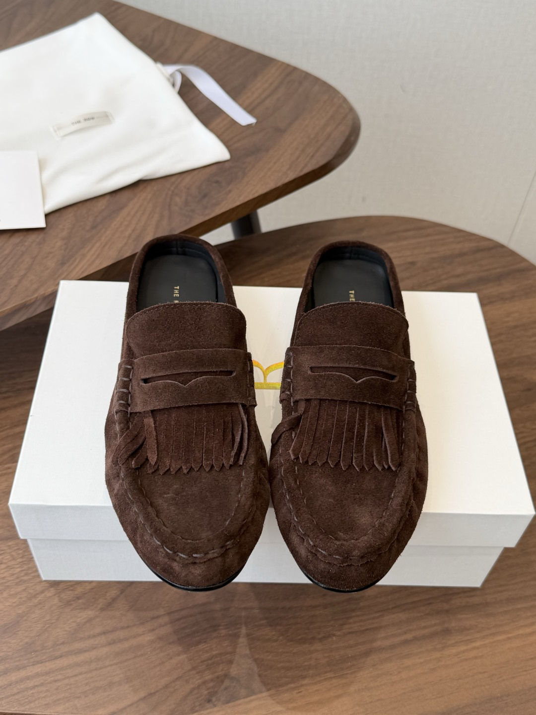 NO:870058,Wandan-made THE ROW fringed mules half-slipper loafers, with a Nordic minimalist style that brings a lazy and luxurious feel. You don’t have to put effort into it, and the upper body has a low-key high-end texture. The neat retro fringed penny loafer shoe shape, the soft and pleated loose shoe body does not squeeze the feet, and the heelless lazy slip-on design is suitable for daily outings, commuting, and casual outings. It is casual and neat, perfectly balancing relaxation and elegance. Multi-color and versatile options  Glossy black | retro burgundy | beige suede | dark brown suede. It can be salty or sweet. It is suitable for suits, jeans, dresses, and wide-leg pants. It is easy to wear French, minimalist, and old money styles. This pair of old money style lazy half-drags is high-end, low-key, and unobtrusive. Even lazy people can easily wear high-end texture. The whole pair of shoes is very soft and soft. It is not the kind of hard and safe purchase. It is a versatile style that can be worn repeatedly all year round. Fabric:  Imported pleated soft cowhide/suede Lining: Imported full-grain mixed sheepskin Outsole: Imported Italian genuine leather outsole TPU injection Size 35-40 (40 customizations are non-returnable), half drag, loafers, skirts, jeans, business suit, cowhide, sheepskin, chamois leather, Leather soles19860909莞产THE ROW流苏穆勒半拖乐福鞋 自带慵懒贵气的北欧极简腔调 不用费力穿搭,上身就是低调的高级质感,利落复古的流苏便士乐福鞋鞋型,软塌褶皱的宽松鞋身挤脚不压脚,无后跟懒人一脚蹬设计日常出门、通勤通勤、随性出街都适配随性又利落,把松弛与优雅完美平衡 多色百搭选择 亮面黑|复古酒红|浅驼麂皮|深棕麂皮 可盐可甜,适配西装、牛仔裤、连衣裙、阔腿裤 轻松拿捏法式、极简、老钱风多种穿搭 这双老钱风懒人半拖高级低调不张扬,懒人也能轻松穿出高级质感,整双鞋子很软很软,不是那种硬邦邦的放心购入,一年四季都能反复上脚的百搭款 面料: 进口褶皱软牛皮/ 麂皮绒 内里: 进口全粒面混种羊皮 大底: 进口意大利真皮大底tpu射出 码数35-40(40订做不退换),半拖,loafers,skirts,jeans,business suit,cowhide,sheepskin,chamois leather,Leather soles,Women's Shoes