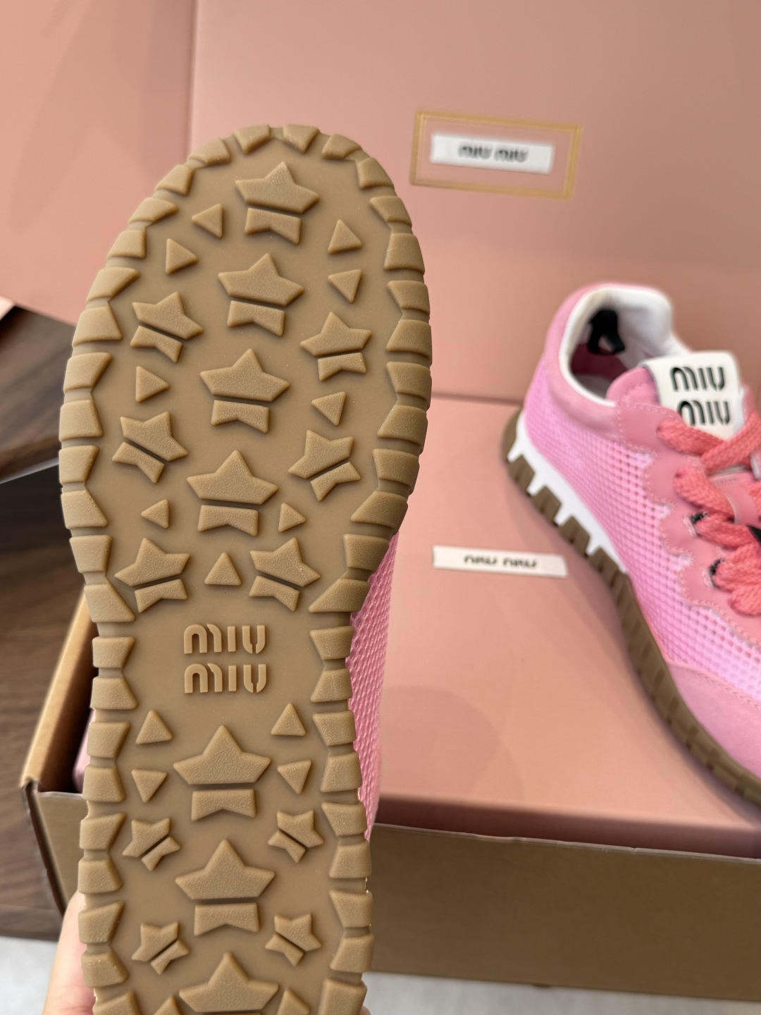 Miu Miu 26ss 新色 春夏新款走秀MiuMiu 玛丽珍款德训 休闲鞋 秀场工艺来自Miu M Miu Miu 26ss 新色 春夏新款走秀MiuMiu 玛丽珍款德训 休闲鞋 秀场工艺来自Miu M