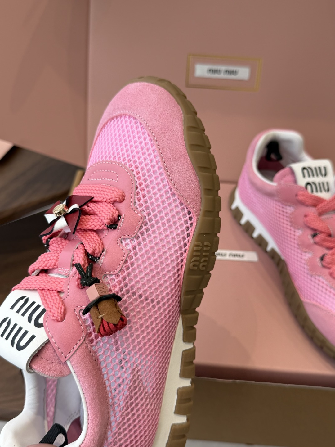 Miu Miu 26ss 新色 春夏新款走秀MiuMiu 玛丽珍款德训 休闲鞋 秀场工艺来自Miu M Miu Miu 26ss 新色 春夏新款走秀MiuMiu 玛丽珍款德训 休闲鞋 秀场工艺来自Miu M
