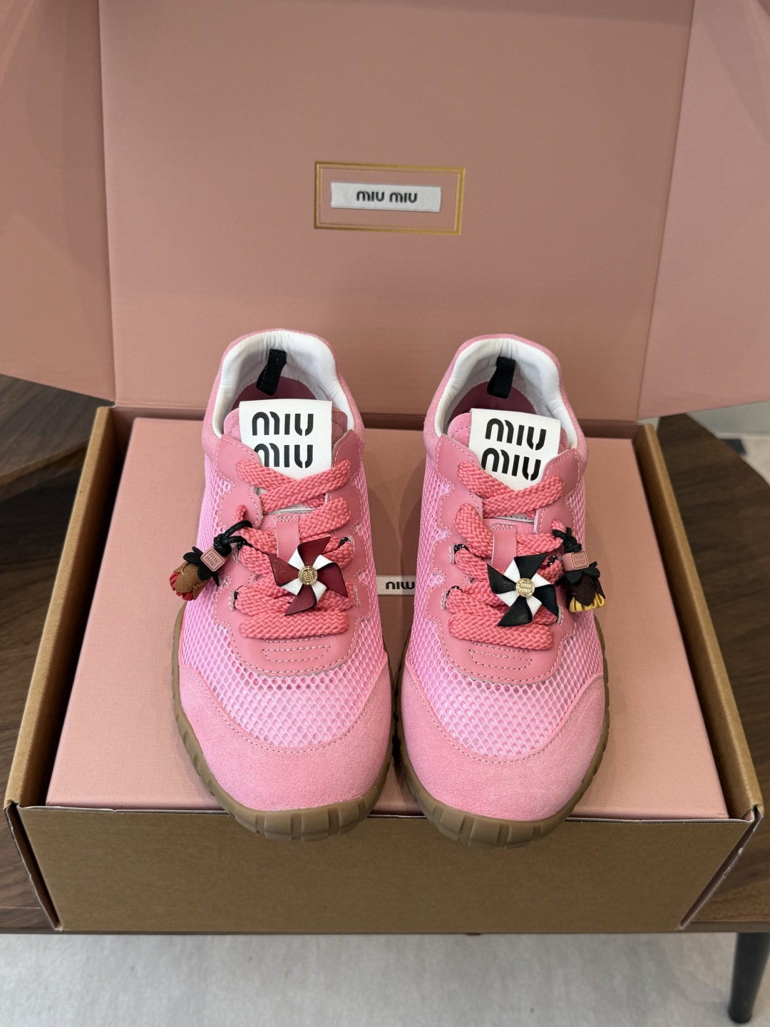 Miu Miu 26ss  新色 春夏新款走秀MiuMiu 玛丽珍款德训 休闲鞋 秀场工艺来自Miu M