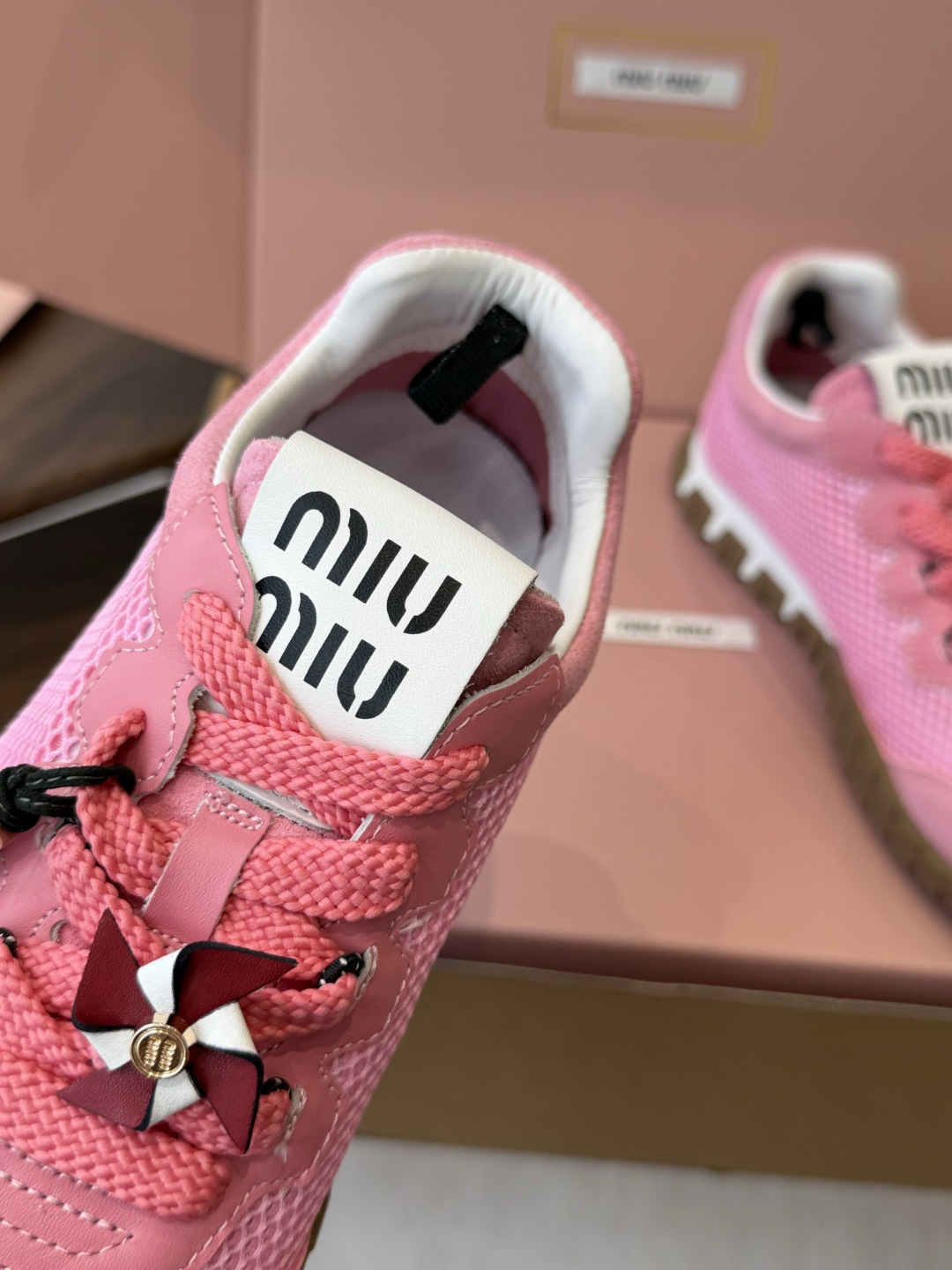 Miu Miu 26ss 新色 春夏新款走秀MiuMiu 玛丽珍款德训 休闲鞋 秀场工艺来自Miu M Miu Miu 26ss 新色 春夏新款走秀MiuMiu 玛丽珍款德训 休闲鞋 秀场工艺来自Miu M