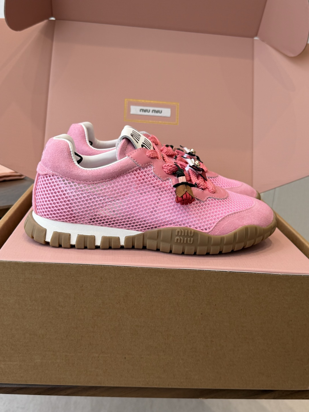 Miu Miu 26ss 新色 春夏新款走秀MiuMiu 玛丽珍款德训 休闲鞋 秀场工艺来自Miu M Miu Miu 26ss 新色 春夏新款走秀MiuMiu 玛丽珍款德训 休闲鞋 秀场工艺来自Miu M