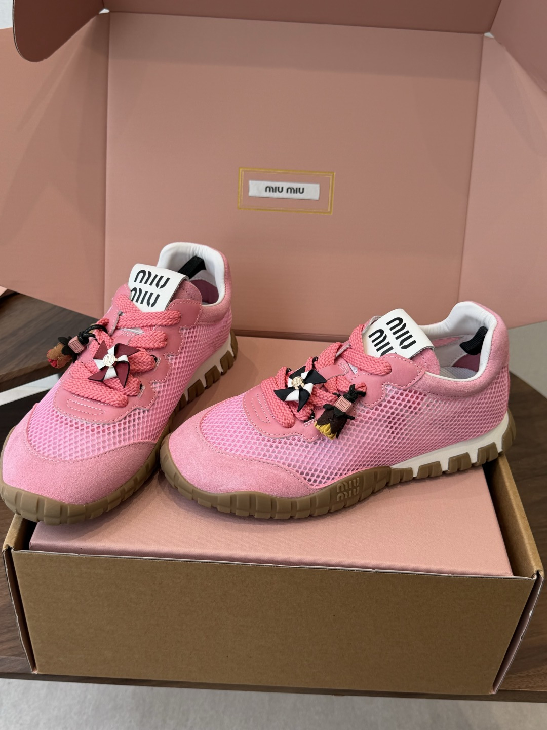 Miu Miu 26ss 新色 春夏新款走秀MiuMiu 玛丽珍款德训 休闲鞋 秀场工艺来自Miu M Miu Miu 26ss 新色 春夏新款走秀MiuMiu 玛丽珍款德训 休闲鞋 秀场工艺来自Miu M