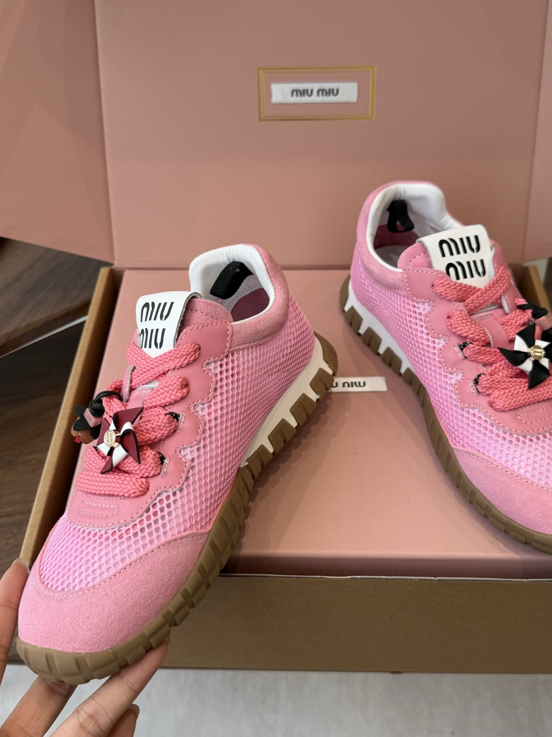 Miu Miu 26ss 新色 春夏新款走秀MiuMiu 玛丽珍款德训 休闲鞋 秀场工艺来自Miu M Miu Miu 26ss 新色 春夏新款走秀MiuMiu 玛丽珍款德训 休闲鞋 秀场工艺来自Miu M